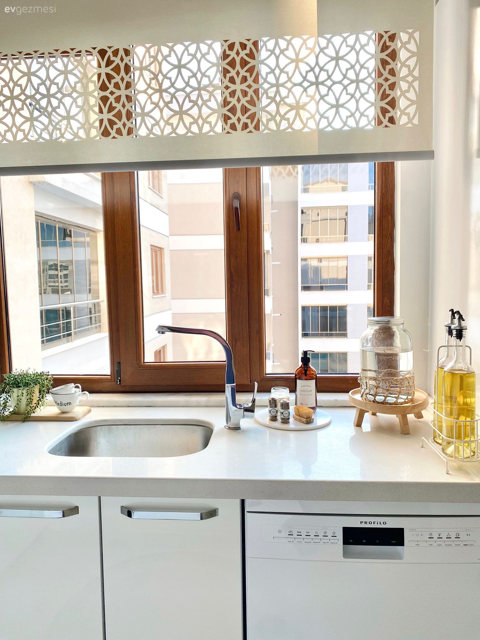 Mutfak, Mutfak perdesi, Mutfak bataryası, Eviye 