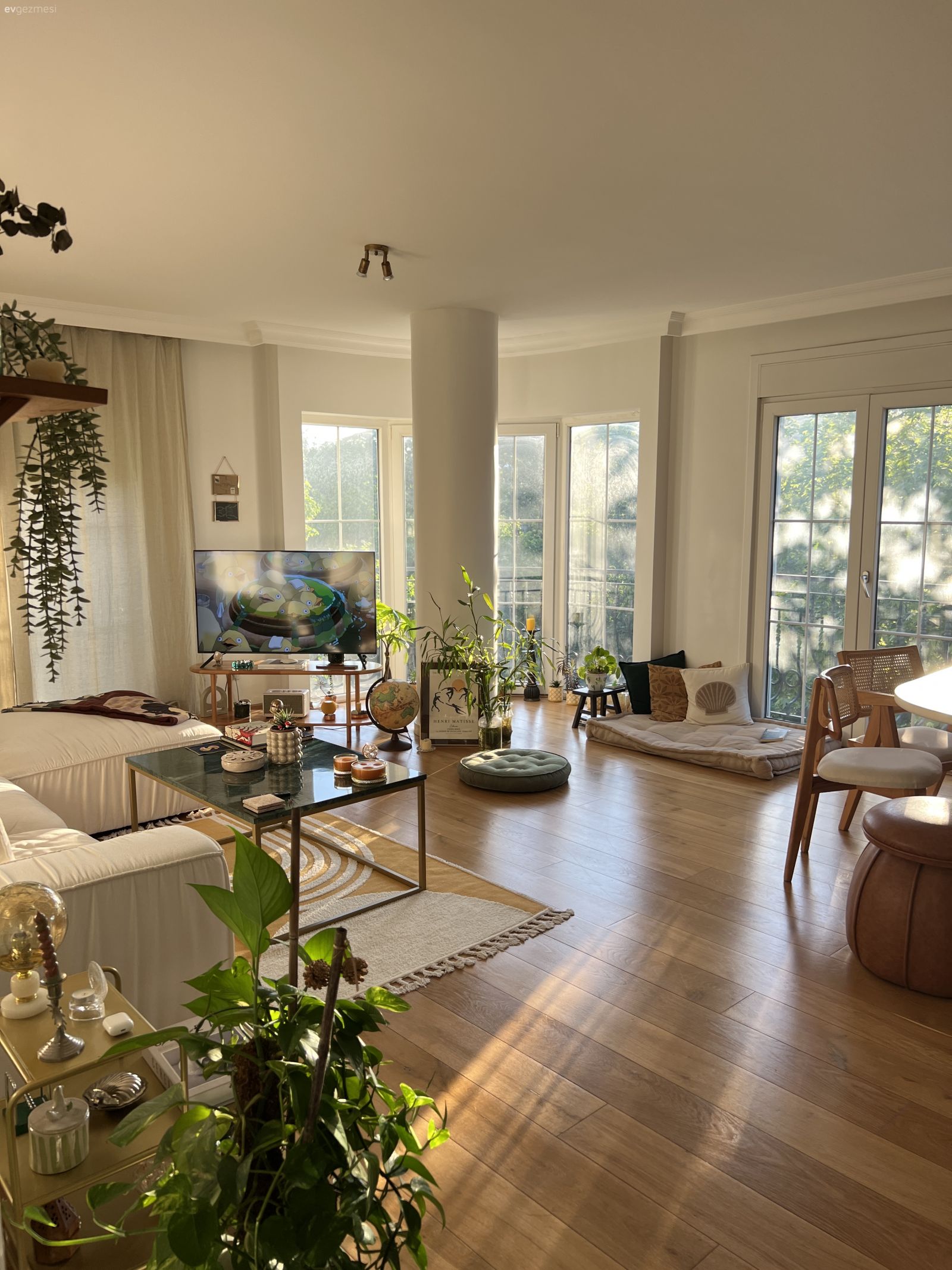 Büyük Pencerelerin Ardına Saklanmış Ağaçları Selamlayan Moda Evi!