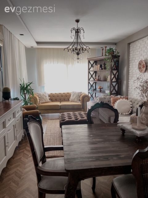 Salon, Country, Beyaz, Hardal, Kahverengi, Kapitoneli koltuk, Koltuk takımı, Modern chesterfield, Tv ünitesi, Avize, Aydınlatma, Salon avizesi, Tül perde, Perde, Sandalye, Yemek masası, Ahşap Mobilya, Masif ahşap, Parke, Taş duvar, Duvar dekorasyonu, Kitaplık