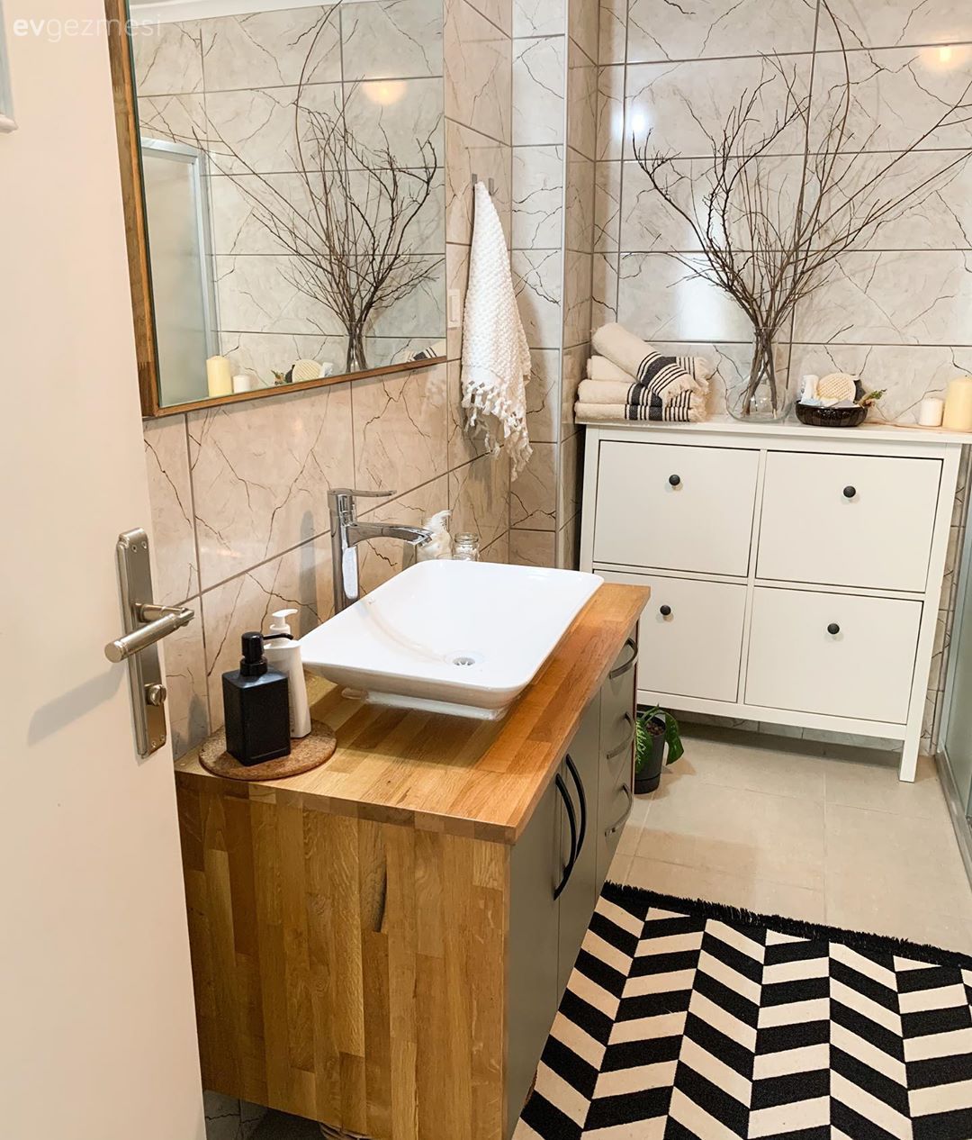 Banyo Dolabı Modelleri: Farklı Çeşitler ve Popüler Tasarımlar