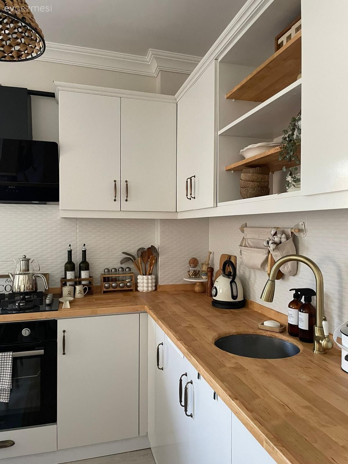 Mutfak, Beyaz, Beyaz ve ahşap mutfak, Ahşap mutfak tezgahı, Mutfak tezgahı, Ankastre, Siyah, Avize, Aydınlatma, Mutfak rafı