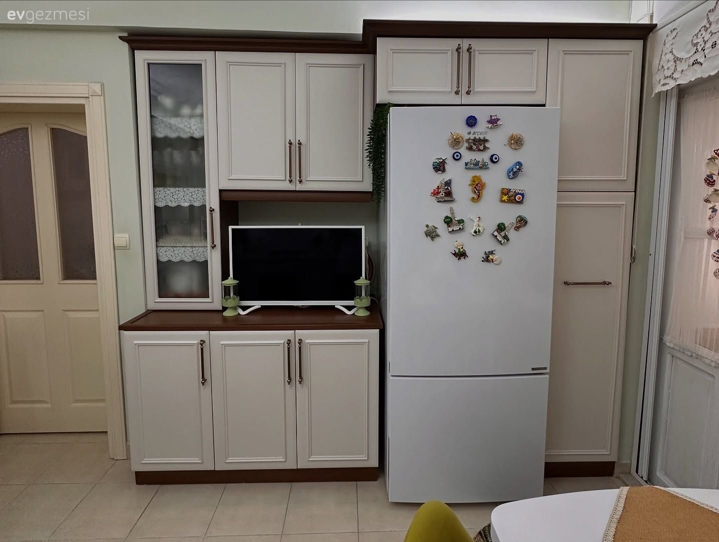 Bu Mutfaktaki Sararmış Dolaplar Uygun Maliyetle Yenilenmiş