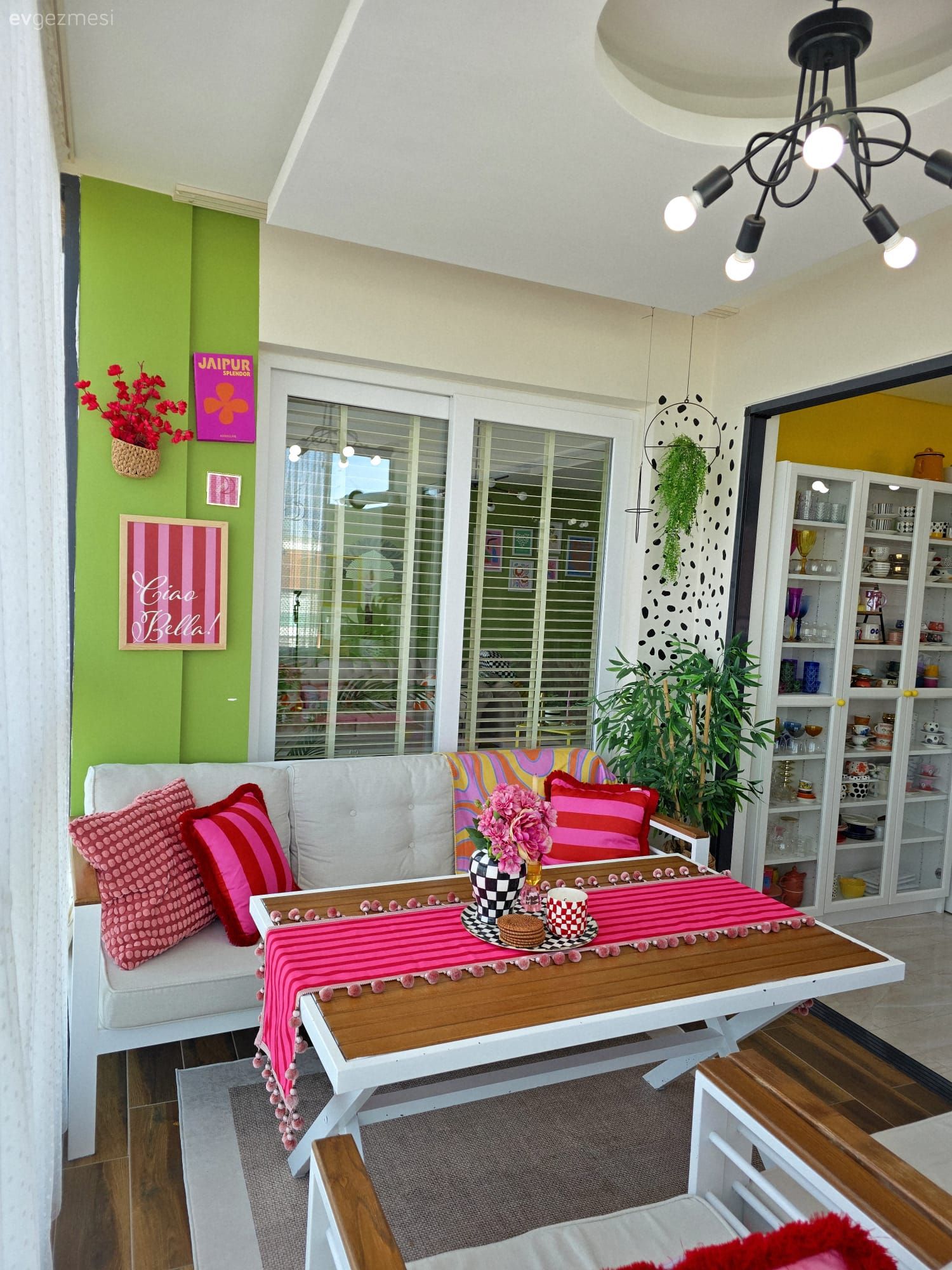 Balkon, Bohem Dekorasyon, Yeşil, Pembe, Fuşya, Balkon oturma grubu, Balkon masası, Yeşil duvar, Balkon perdesi, Kırlent, Ev tekstili, Ev bitkisi, Balkon avizesi, Balkon halısı, Balkon duvar dekorasyonu