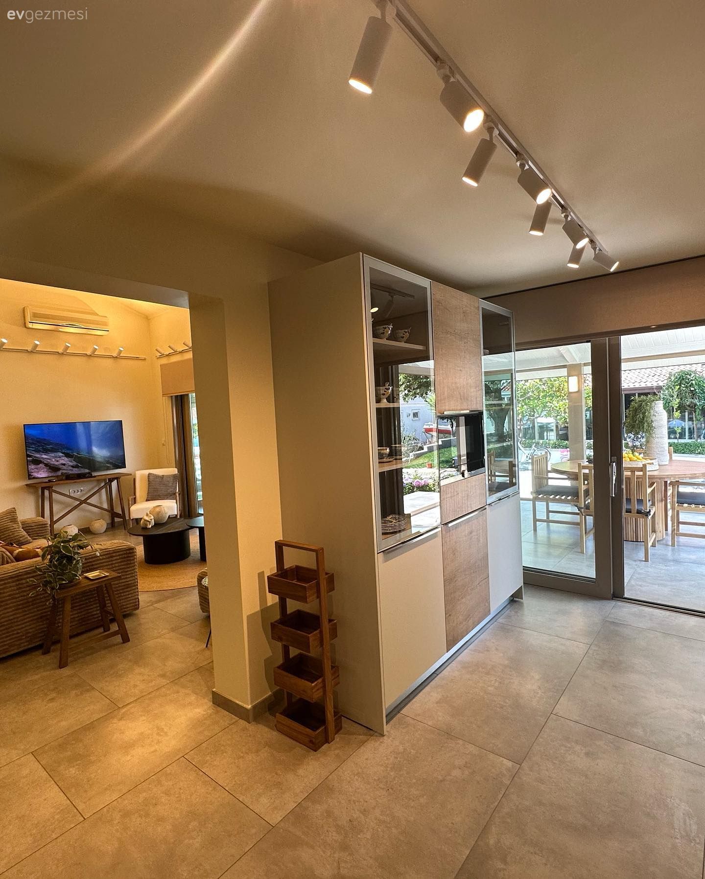 Mutfak, Beyaz, Ahşap mutfak, Modern mutfak, Spot aydınlatma, Aydınlatma, Mutfak zemin seramikleri, Mutfak aksesuarları, Ekstra mutfak dolabı