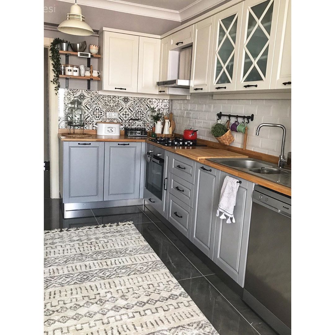 Mutfak, Beyaz, Gri, Shaker kapaklı dolaplar, Rustik mutfak, Ahşap mutfak tezgahı, Mutfak tezgahı, Mutfak tezgah arası, Mutfak halısı, Mutfak Avize Modelleri, Kilim, Halı, Tezgah arası seramik