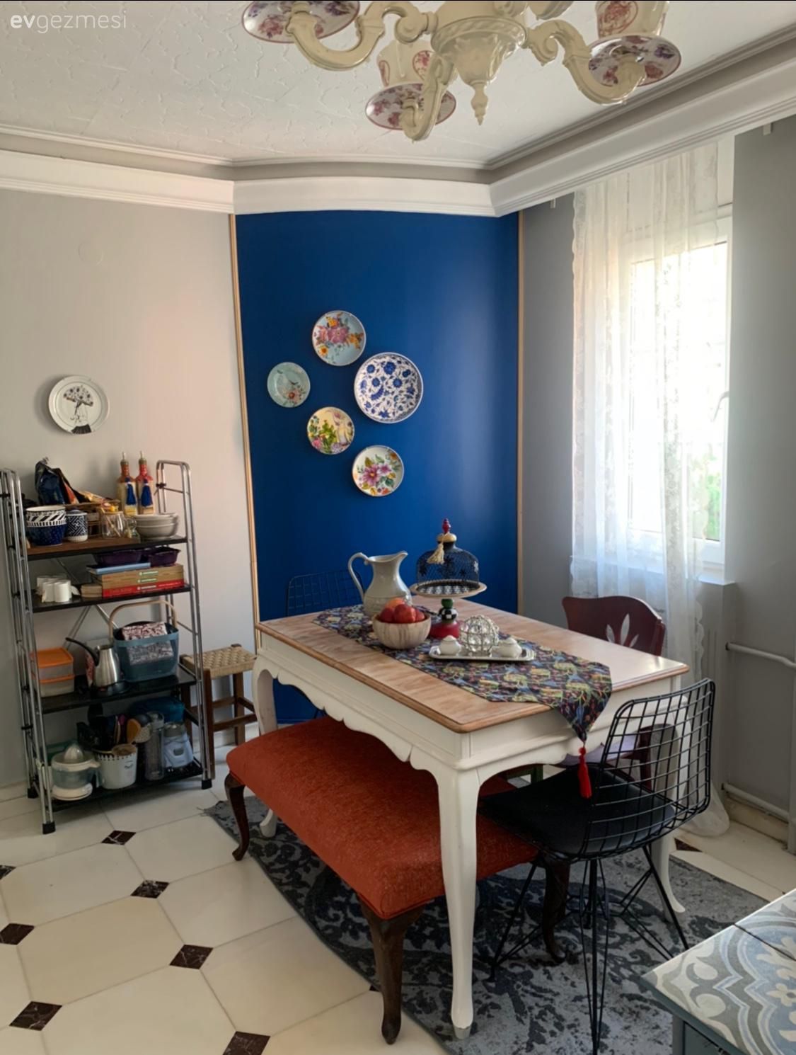 Mutfak masası, Mavi duvar, Beyaz, Siyah, Turuncu, Sandalye, Mutfak duvar dekorasyonu, Mutfak rafı, Mutfak, Tül perde, Perde, Mutfak Avize Modelleri, Mutfak zemin seramikleri, Masa örtüsü, Ev tekstili, Metal sandalye