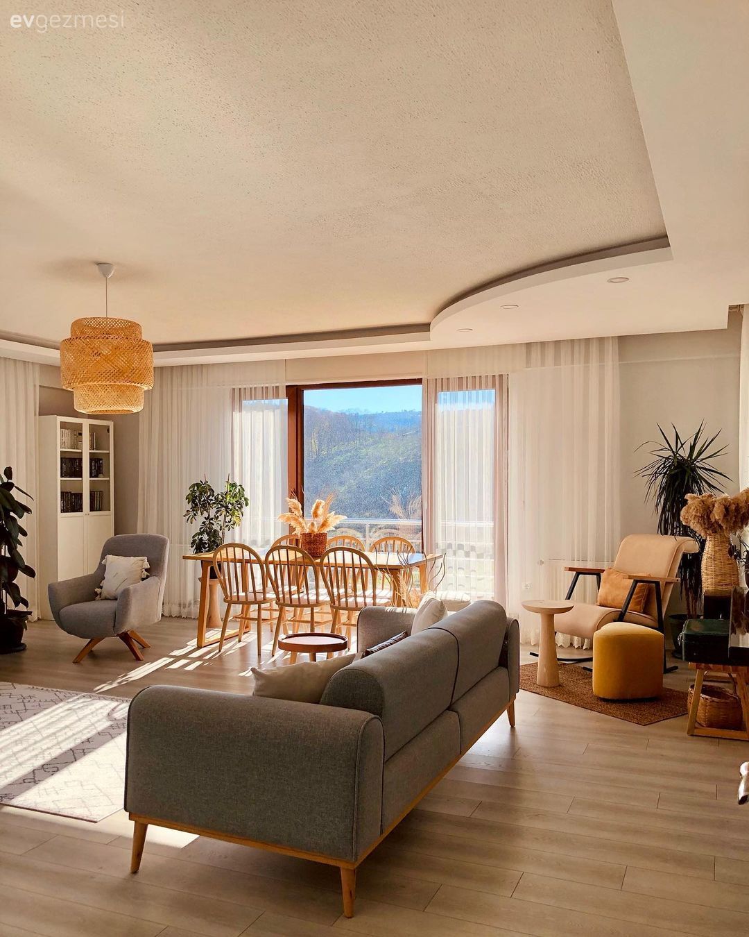 Salon, İskandinav, Gri, Beyaz, Krem, Bej, Koltuk takımı, Ahşap Mobilya, Sandalye, Yemek masası, Orta sehpa, Sehpa, Avize, Aydınlatma, Salon avizesi, Tv ünitesi, Tv ünitesi aksesuarları, Ev Aksesuar, Ev bitkisi, Fon perde, Perde, Tül perde, Berjer, Puf, Parke, Sarı