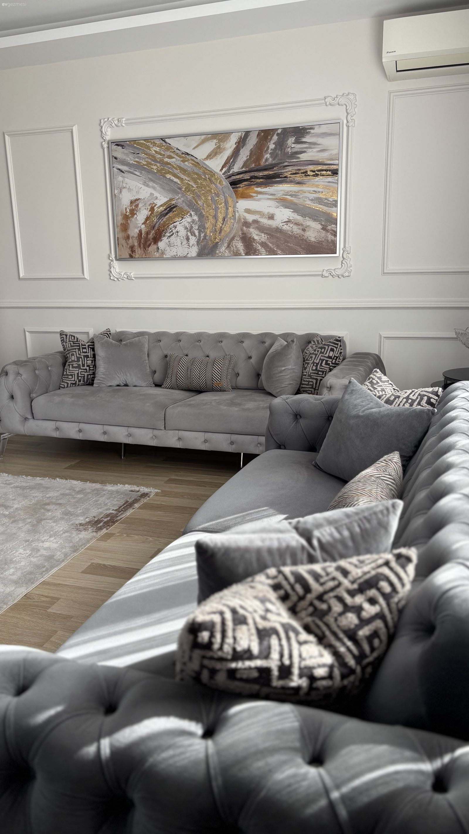 Salon, Modern, Gri, Beyaz, Bej, Koltuk takımı, Duvar çıtalama, Halı, Salon halısı, Dekoratif Objeler, Kırlent, Ev tekstili