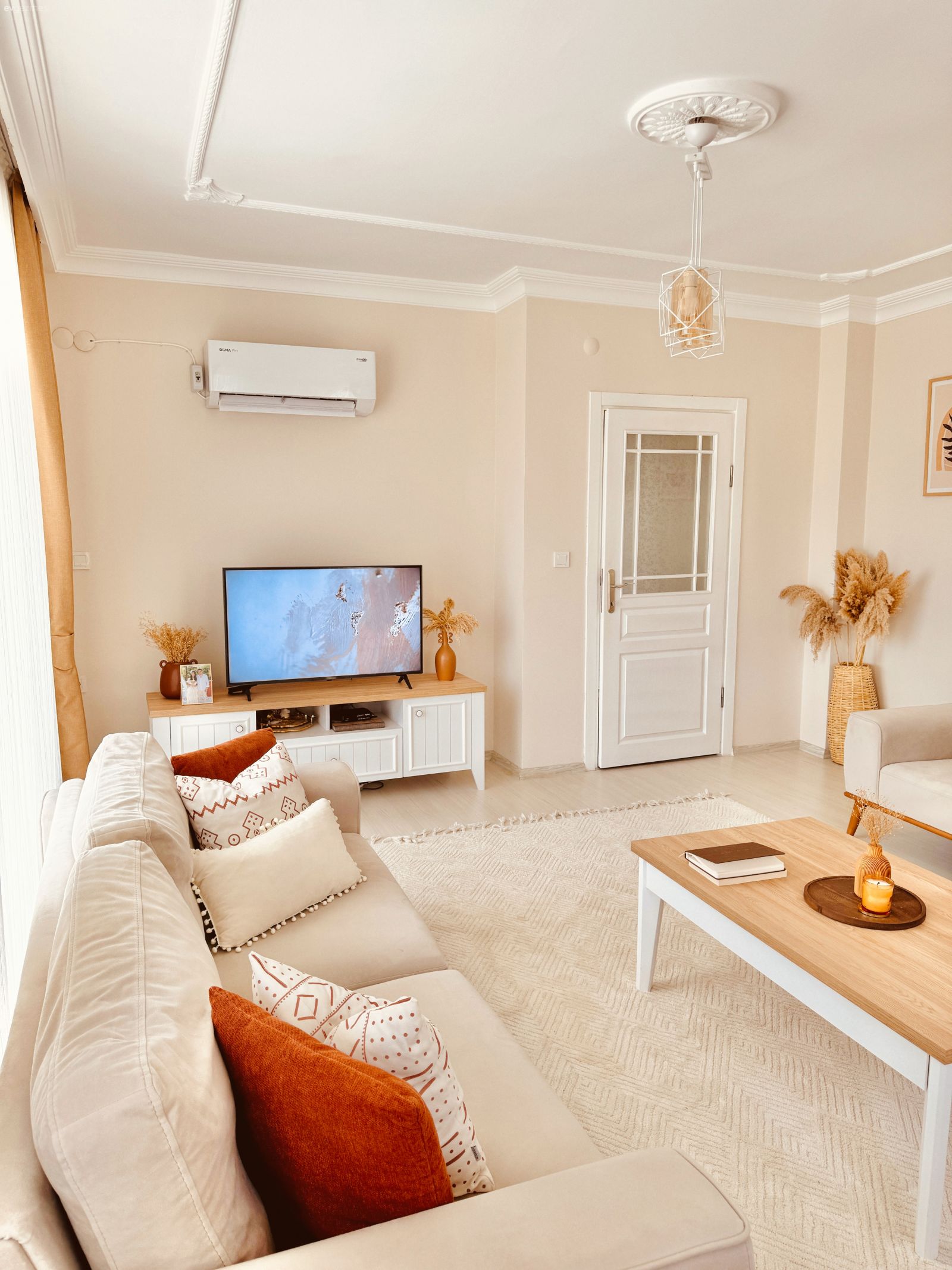 Salon, Bohem Dekorasyon, Krem, Bej, Turuncu, Hardal, Koltuk takımı, Tv ünitesi, Tv ünitesi aksesuarları, Ev Aksesuar, Orta sehpa, Sehpa, Halı, Salon halısı, Dekoratif Objeler