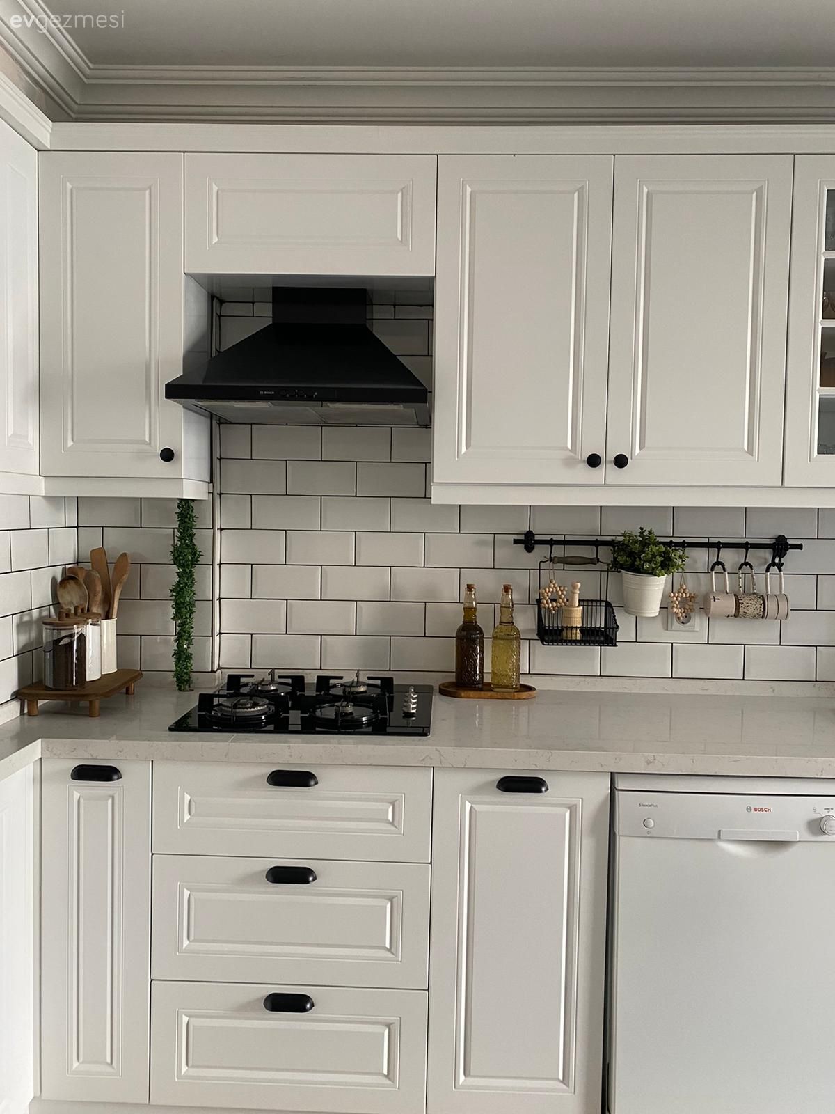 Mutfak, Beyaz, Country, Beyaz mutfak, Country mutfak, Shaker kapaklı dolaplar, Metro seramik, Seramik, Mutfak tezgahı, Tezgah arası seramik, Mutfak tezgah arası, Davlumbaz