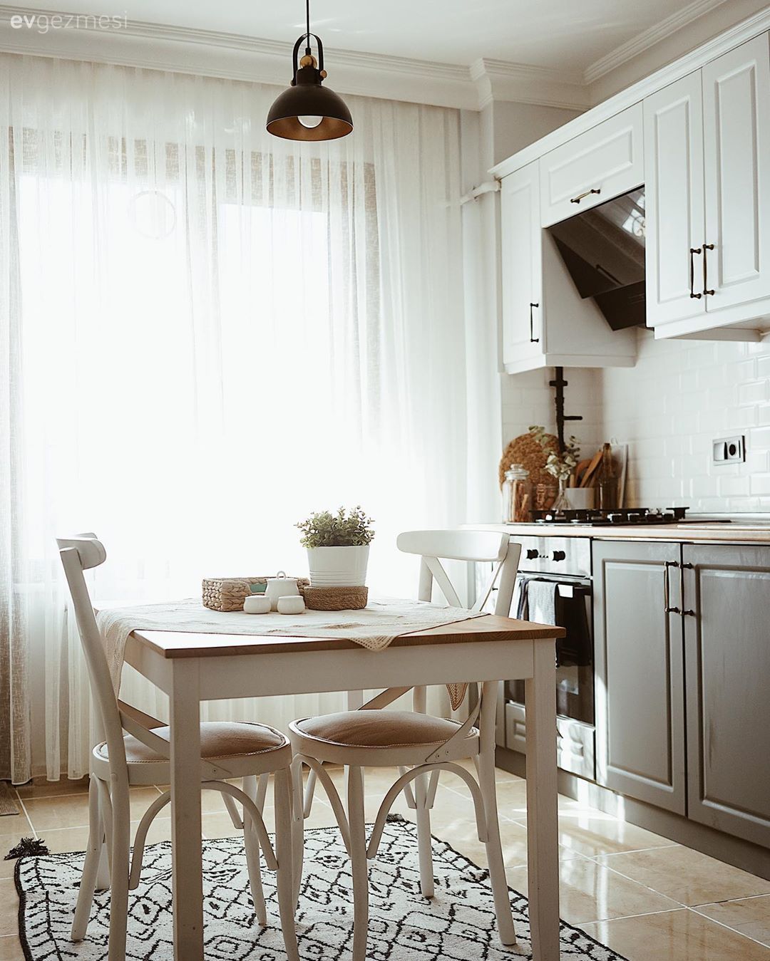 Beyaz, Gri, Mutfak, Mutfak tezgahı, Mutfak tezgah arası, Tezgah arası seramik, Tül perde, Perde, Mutfak Avize Modelleri, Mutfak masası, Sandalye, Mutfak halısı, Sedir
