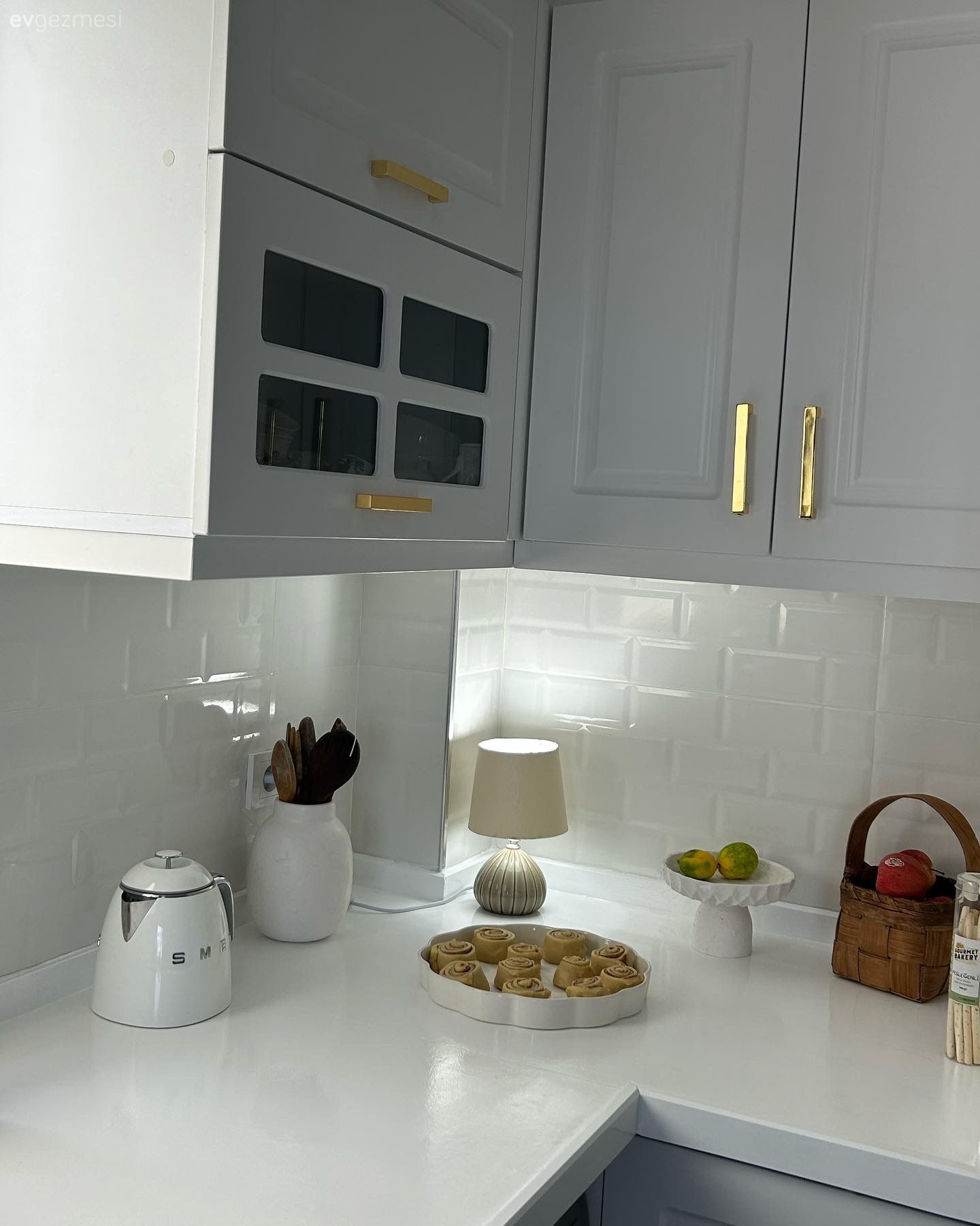 Shaker kapaklı dolaplar, Mutfak, Beyaz, Çimstone tezgah, Metro seramik, Seramik