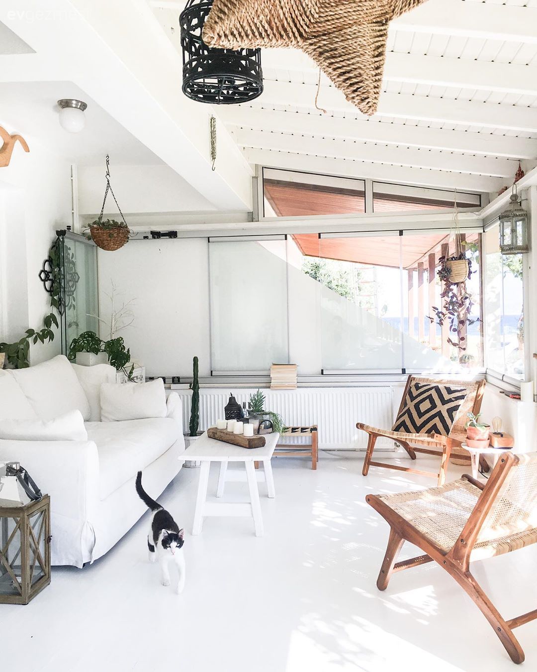 Kış bahçesi, Country, Deniz temalı dekorasyon(coastal), Beyaz, Mavi, Ahşap Mobilya, Koltuk takımı, Dolap, Hasır, Berjer, Avize, Aydınlatma, Kırlent, Ev tekstili, Orta sehpa, Sehpa, Yan sehpa