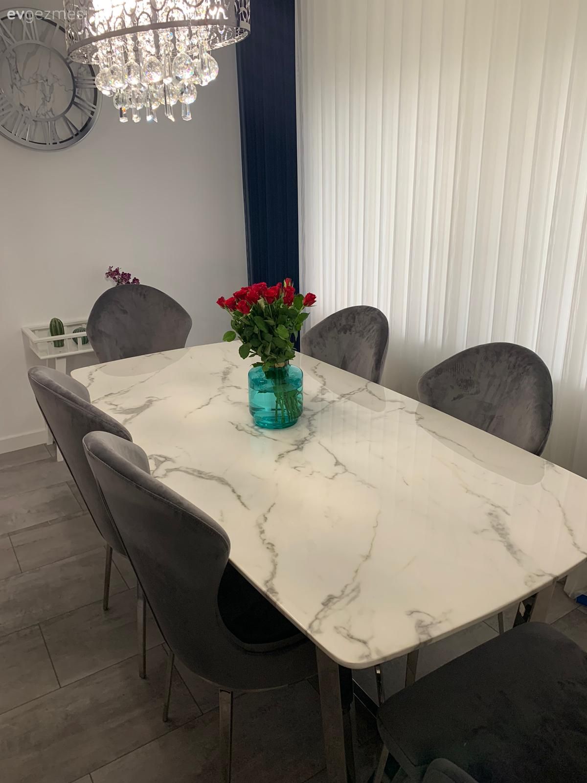 Sandalye, Yemek masası, Yemek odası avizesi, Vazo, Ev Aksesuar, Duvar saati, Duvar dekorasyonu, Tül perde, Perde, Fon perde, Gri, Beyaz, Parlament mavisi, Çiçeklik