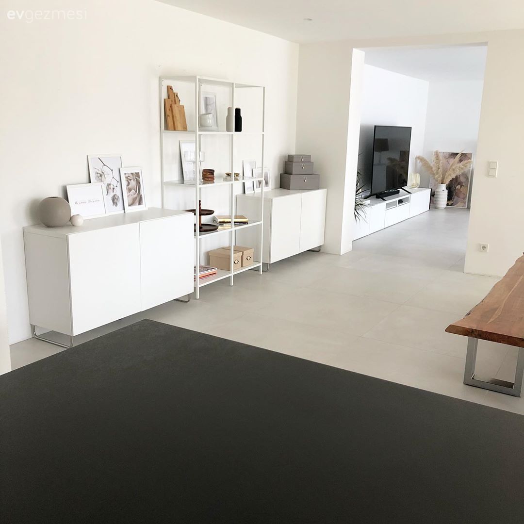 Yemek masası, Sandalye, Konsol, Konsol üzeri dekoratif objeleri, Amerikan Mutfak, Mutfak, Beyaz, Gri, Siyah, Tablo, Duvar dekorasyonu, Avize, Aydınlatma