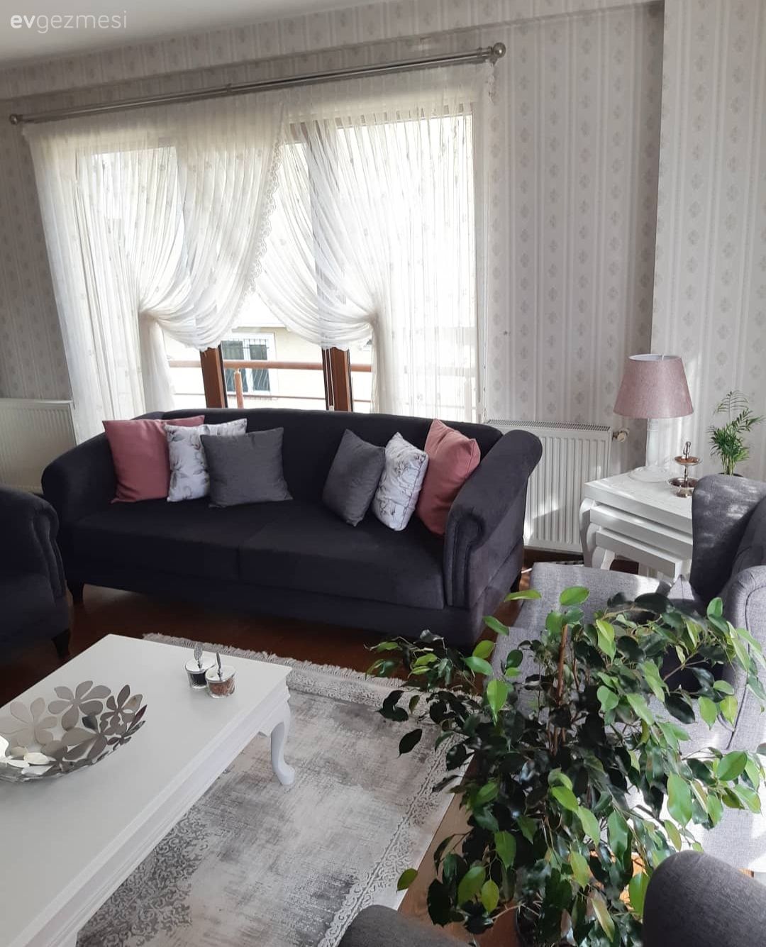 Salon, Country, Koltuk takımı, Sehpa, Gri, Beyaz, Pudra pembe, Halı, Salon halısı, Berjer, Tül perde, Perde, Ev bitkisi, Avize, Aydınlatma, Salon avizesi, Duvar kağıdı, Duvar dekorasyonu, Kırlent, Ev tekstili