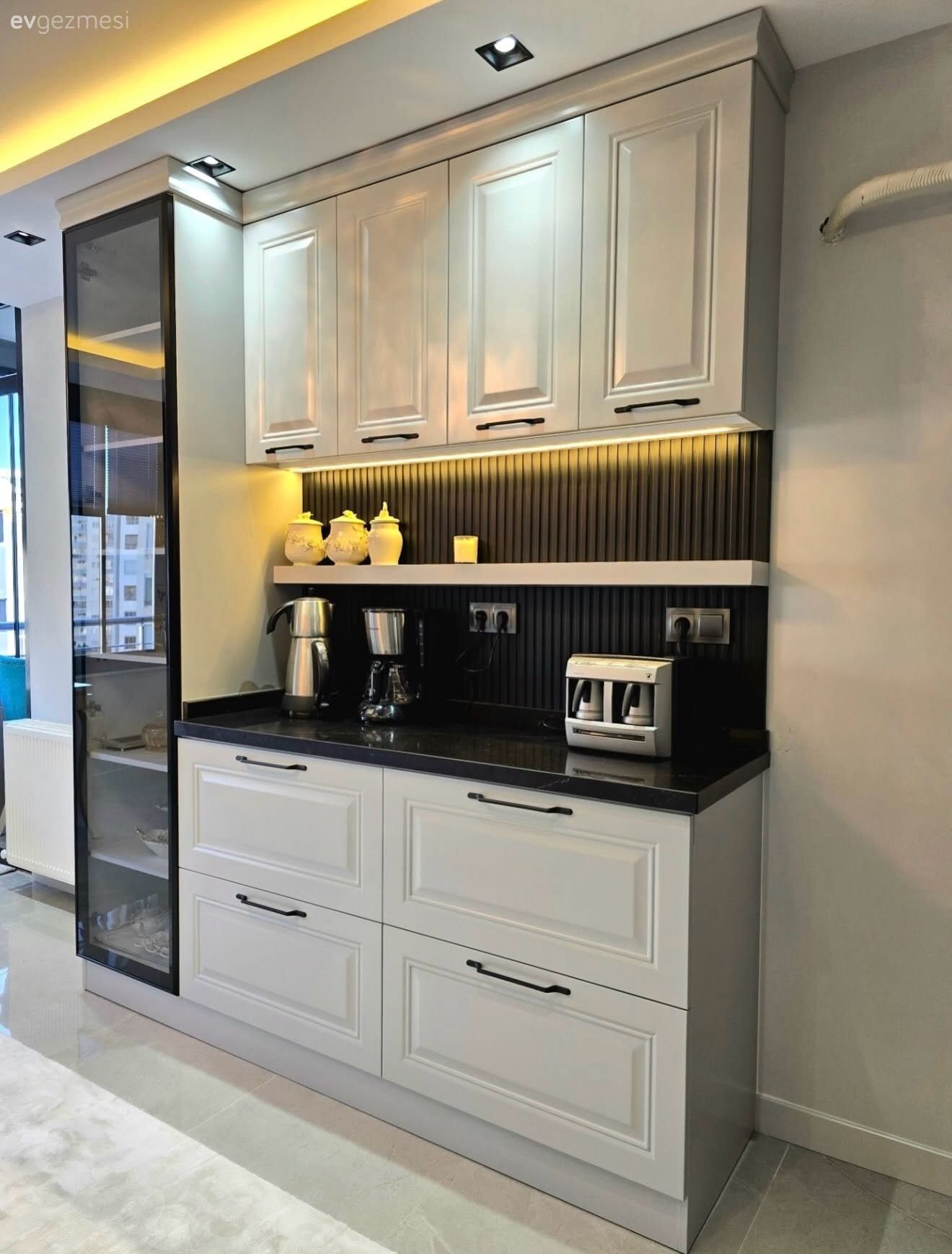 Kahve köşesi, Beyaz, Siyah, Cam kapaklı dolap, Mutfak aksesuarları, Mutfak, Shaker kapaklı dolaplar, Led aydınlatma, Aydınlatma, Spot aydınlatma