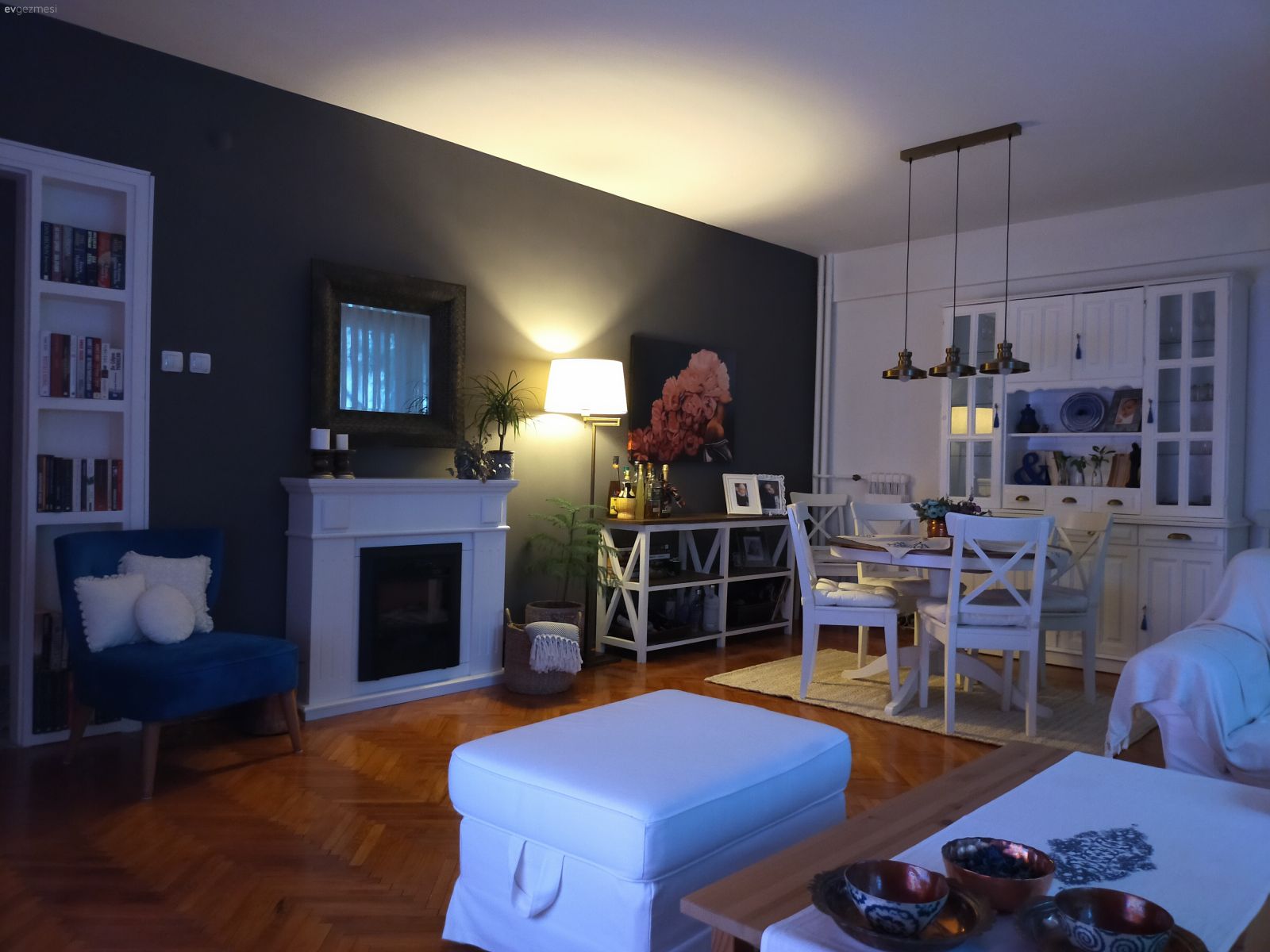 Salon, Beyaz, Mavi, Country, Deniz temalı dekorasyon(coastal), Koltuk takımı, Orta sehpa, Sehpa, Jüt halı, Halı, Gri duvar, Ev bitkisi, Tv ünitesi, Tv ünitesi aksesuarları, Ev Aksesuar, Abajur, Aydınlatma, Şömine, Ayna, Kitaplık, Vitrin, Sandalye, Yemek masası, Sarkıt, Parke