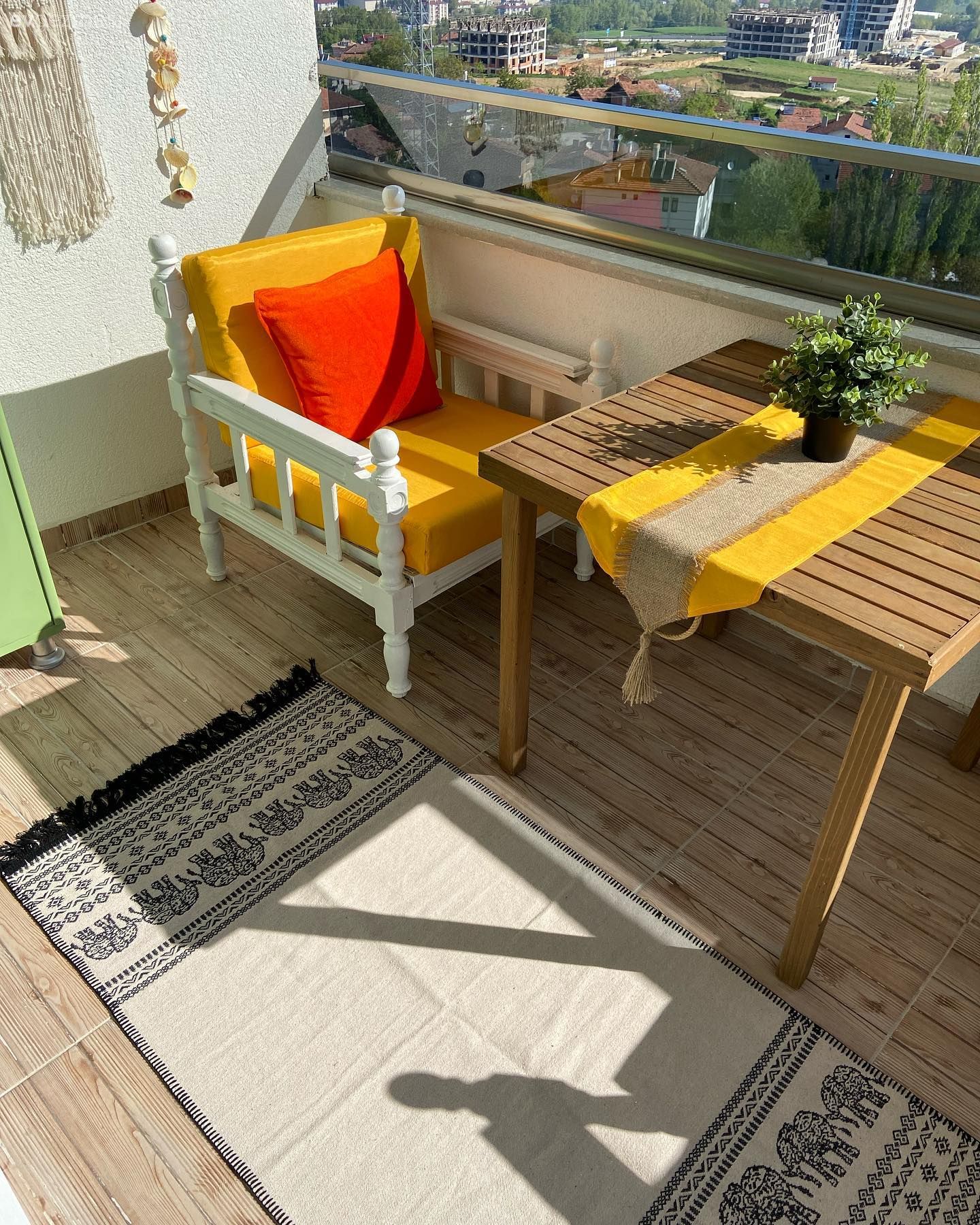 Pahalı Parçalardan Uzak Kalarak Neşesini Koruyabilen Bir Balkon