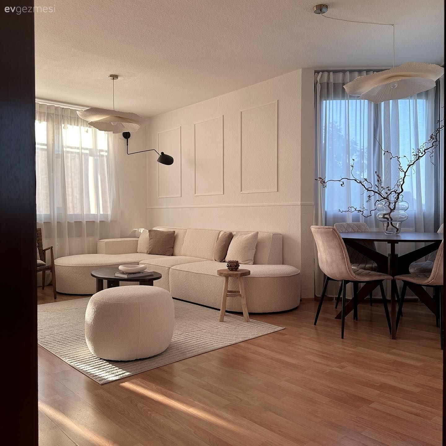 Salon, Modern, İskandinav, Köşe koltuk, Koltuk takımı, Duvar çıtalama, Yuvarlak sehpa, Sehpa, Halı, Salon halısı, Tül perde, Perde, Avize, Aydınlatma, Parke