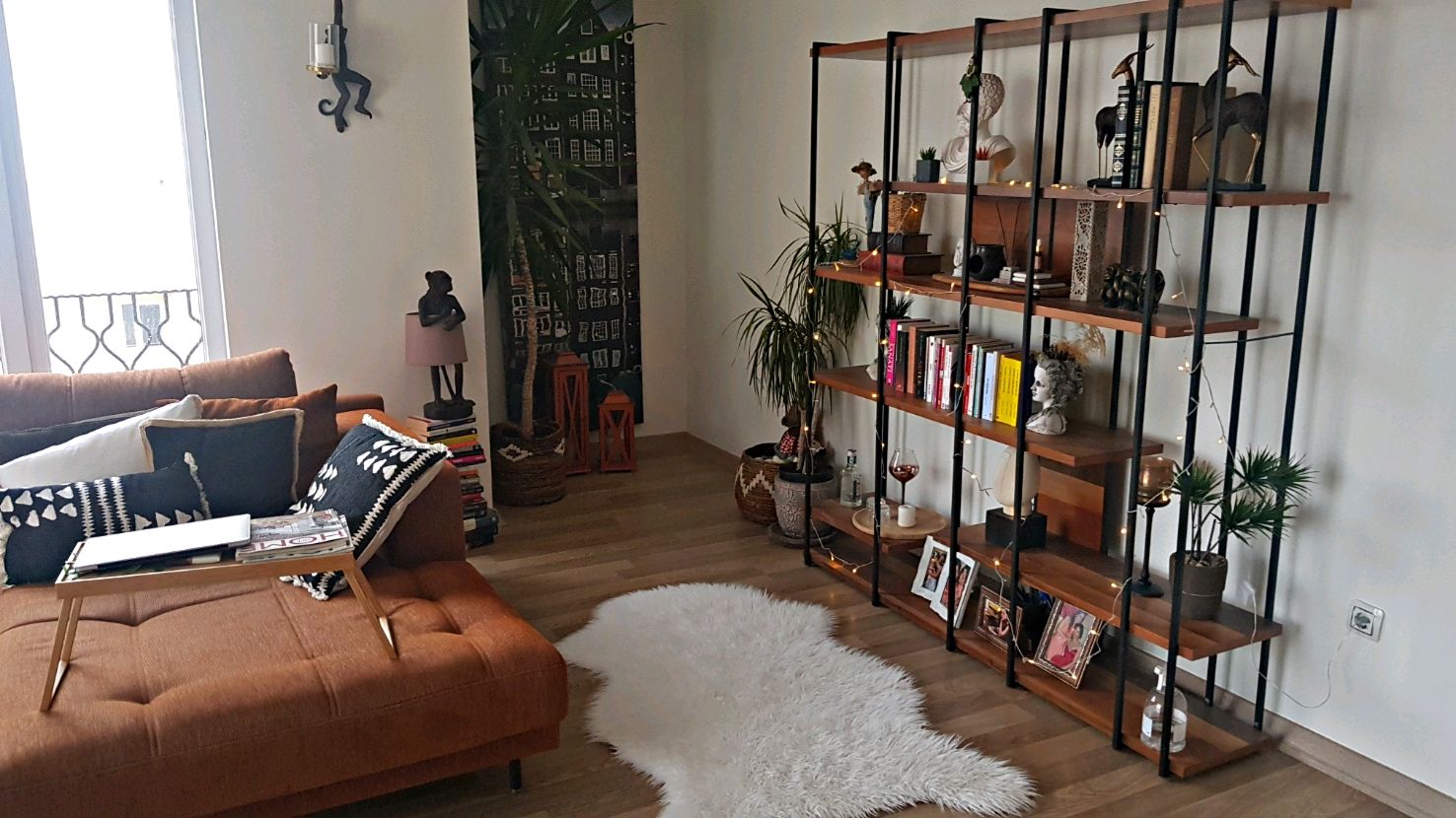 Salon, Bohem Dekorasyon, Turuncu, Köşe koltuk, Koltuk takımı, Kırlent, Ev tekstili, Beyaz, Kitaplık, Dekoratif Objeler, Kitaplık dekoratif objeleri, Ev Aksesuar