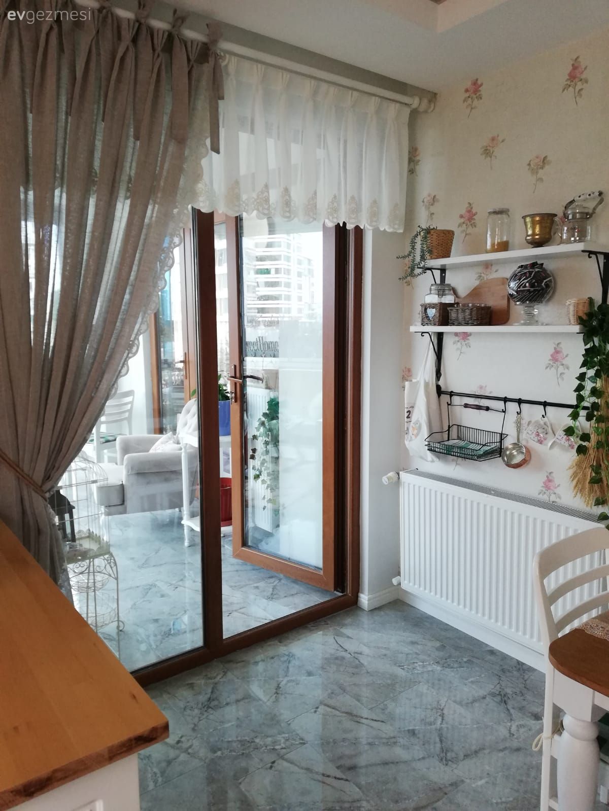 Mutfak perdesi, Beyaz, Gri, Mutfak zemin seramikleri, Mutfak, Mutfak rafı, Sandalye, Mutfak masası, Mutfak yarım adası, Ahşap mutfak tezgahı, Mutfak tezgahı