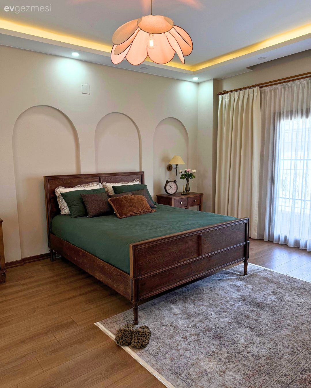 Yatak Odası, Rustik, Country, Ahşap Mobilya, Masif ahşap, Yatak başlığı, Duvar Nişleri, Yatak odası avizesi, Fon perde, Perde, Tül perde, Halı, Yatak odası halısı, Parke, Yeşil, Kahverengi, Krem, Beyaz, Gri