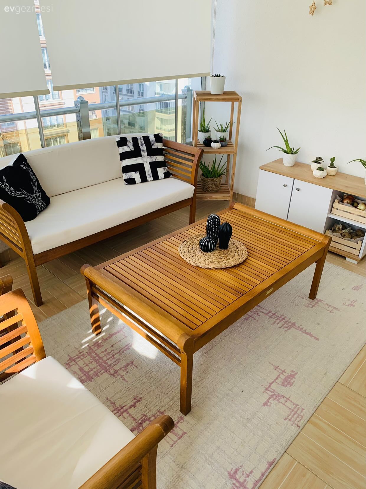 Balkon, Beyaz, Ahşap Mobilya, Balkon masası, Sandalye, Balkon halısı, Balkon perdesi, Ev bitkisi