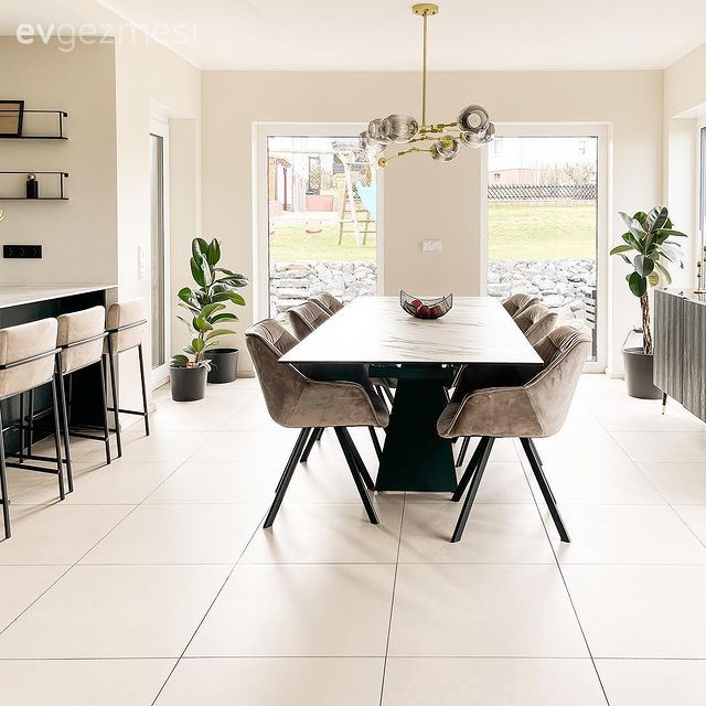 Açık konsept yaşam alanı, Beyaz, Siyah, Yemek masası, Sandalye, Avize, Aydınlatma, Yemek odası avizesi, Amerikan Mutfak, Mutfak, Ankastre, Mutfak Avize Modelleri, Ev bitkisi, Bar masa & sandalyeleri
