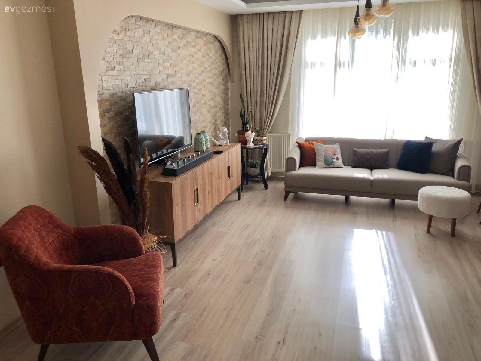 Salon, Rustik, Gri, Yanık turuncu, Kahverengi, Vizon, Bej, Koltuk takımı, Puf, Berjer, Fon perde, Perde, Tül perde, Parke, Kırlent, Ev tekstili, Salon avizesi, Avize, Aydınlatma, Mavi, Taş duvar, Duvar dekorasyonu, Tv ünitesi, Ev bitkisi