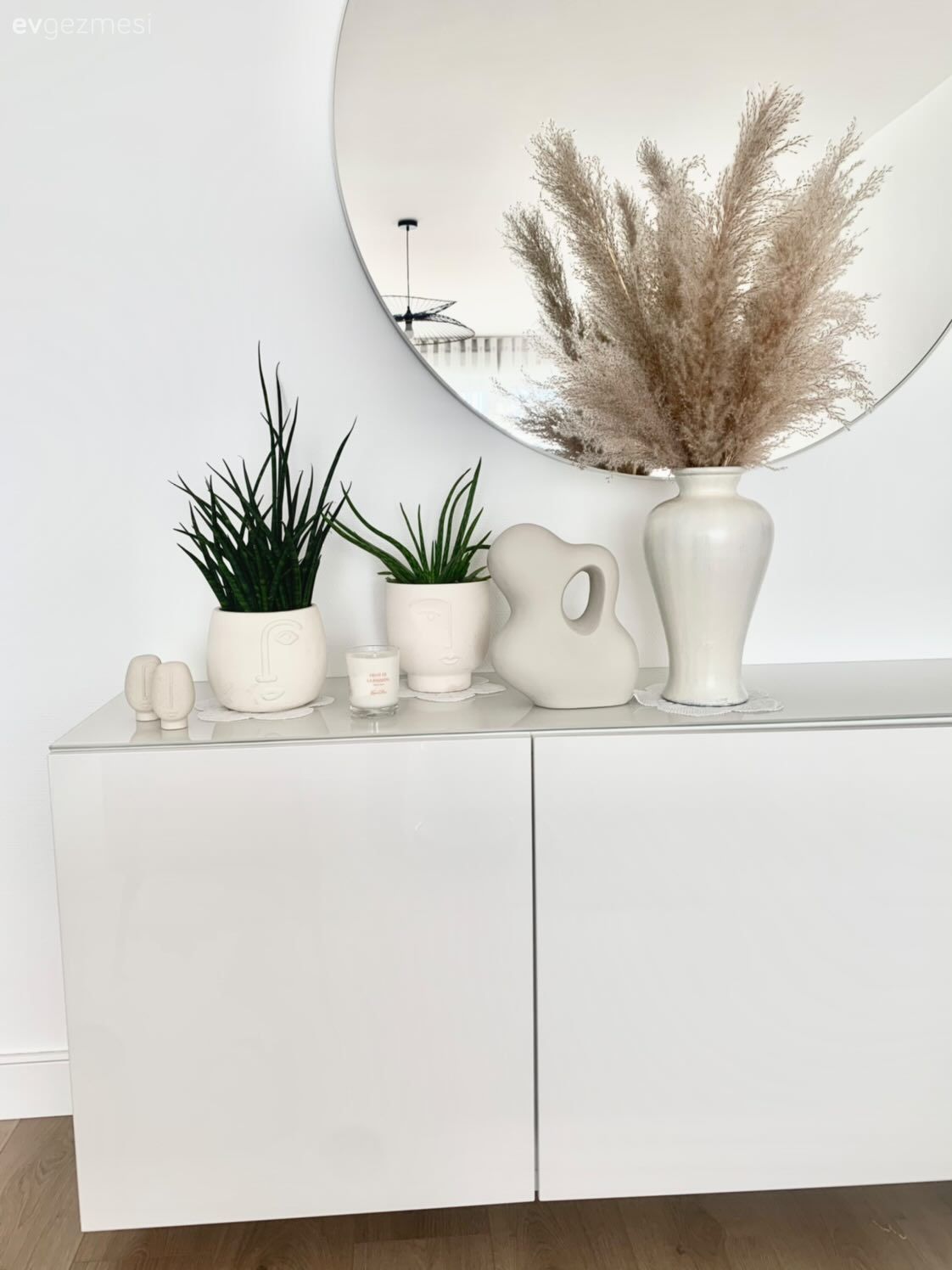 Ev Gezmesi: Beyazın Ferahlığından Her Köşede Yararlanan Bir Dekor!