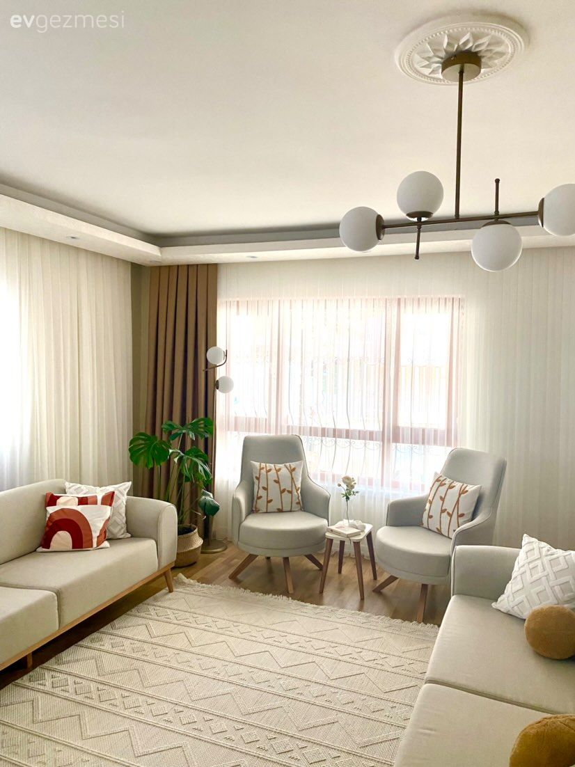 Salon, Modern, Krem, Bej, Beyaz, Koltuk takımı, Hardal, Ev Aksesuar, Halı, Salon halısı, Avize, Aydınlatma, Salon avizesi, Fon perde, Perde, Tül perde, Ev bitkisi, Yeşil, Berjer, Kırlent, Ev tekstili