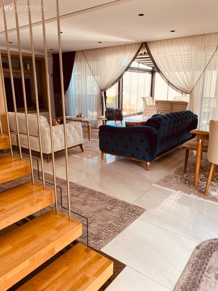 Salon, Parlament mavisi, Beyaz, Mavi, Lacivert, Kahverengi, Krem, Kruvaze perde, Perde, Koltuk takımı, Halı, Salon halısı, Merdiven, Sandalye, Yemek masası, Tv ünitesi, Dubleks evler