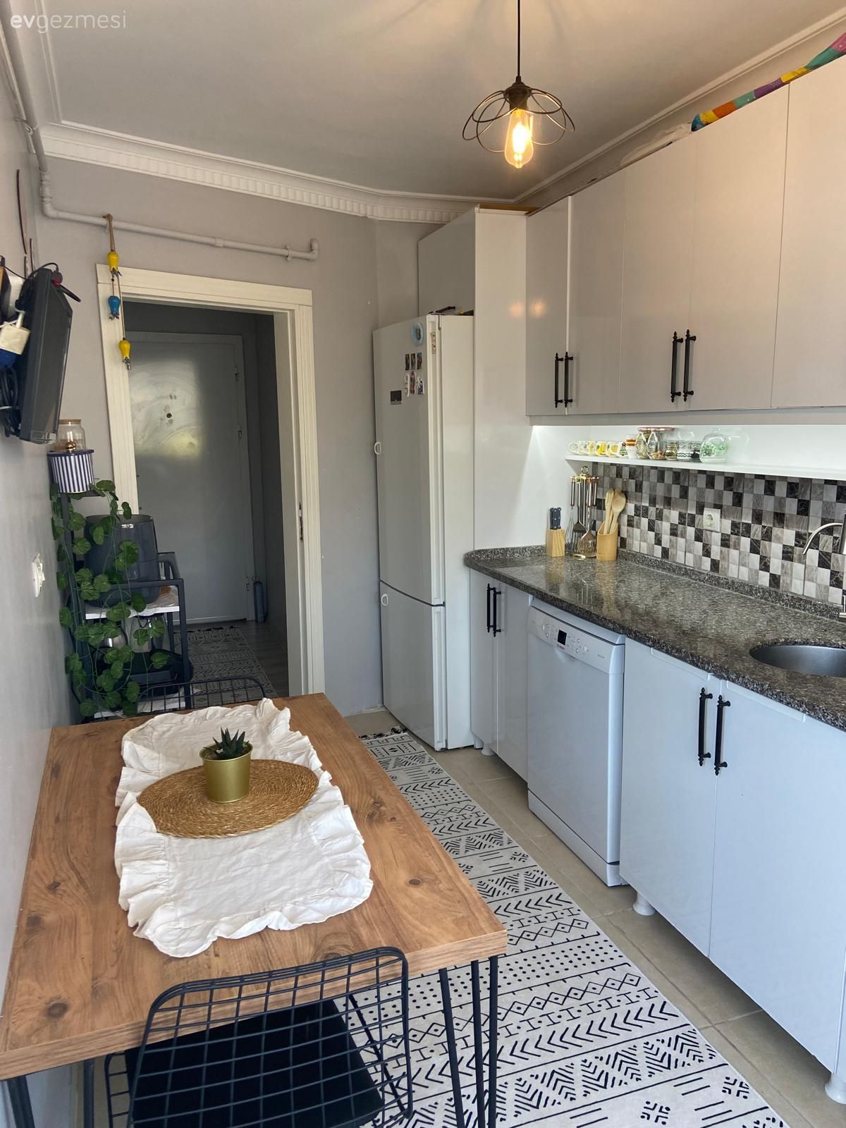 Bu Evde Kavisli ve Kıvrımlı Mobilyalarla Ortamın Keyfi Arttırılmış!