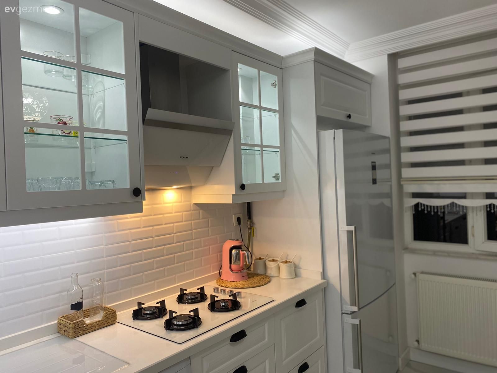 Mutfak, Beyaz mutfak, Beyaz, Siyah, Mutfak tezgahı, Mutfak tezgah arası, Tezgah arası seramik, Shaker kapaklı dolaplar, Ankastre, Mutfak aksesuarları, Ekstra mutfak dolabı, Mutfak zemin seramikleri