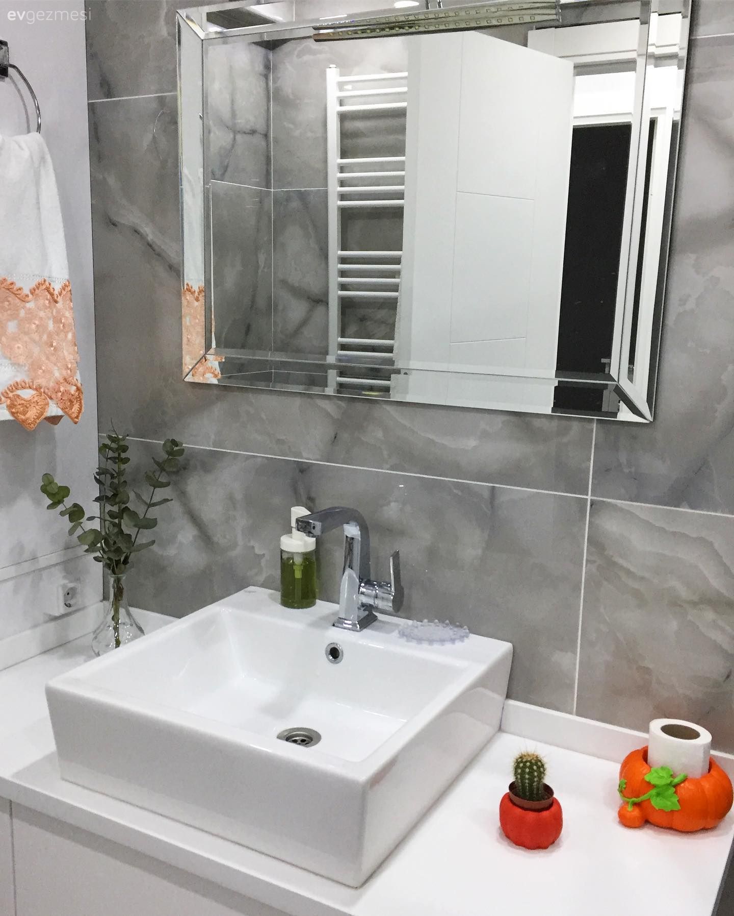 Kırlent ve Örtüleriyle Sürekli Kabuk Değiştiren Bir İstanbul Evi!