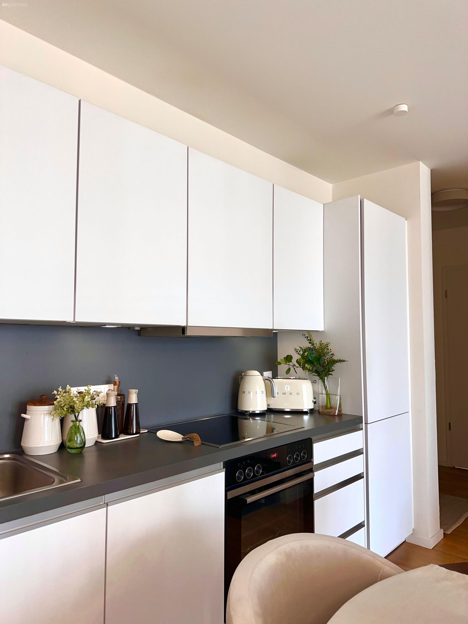 Mutfak, Modern mutfak, Siyah, Mutfak tezgahı, Mutfak tezgah arası, Kulpsuz mutfak dolabı, Ankastre, Mutfak aksesuarları