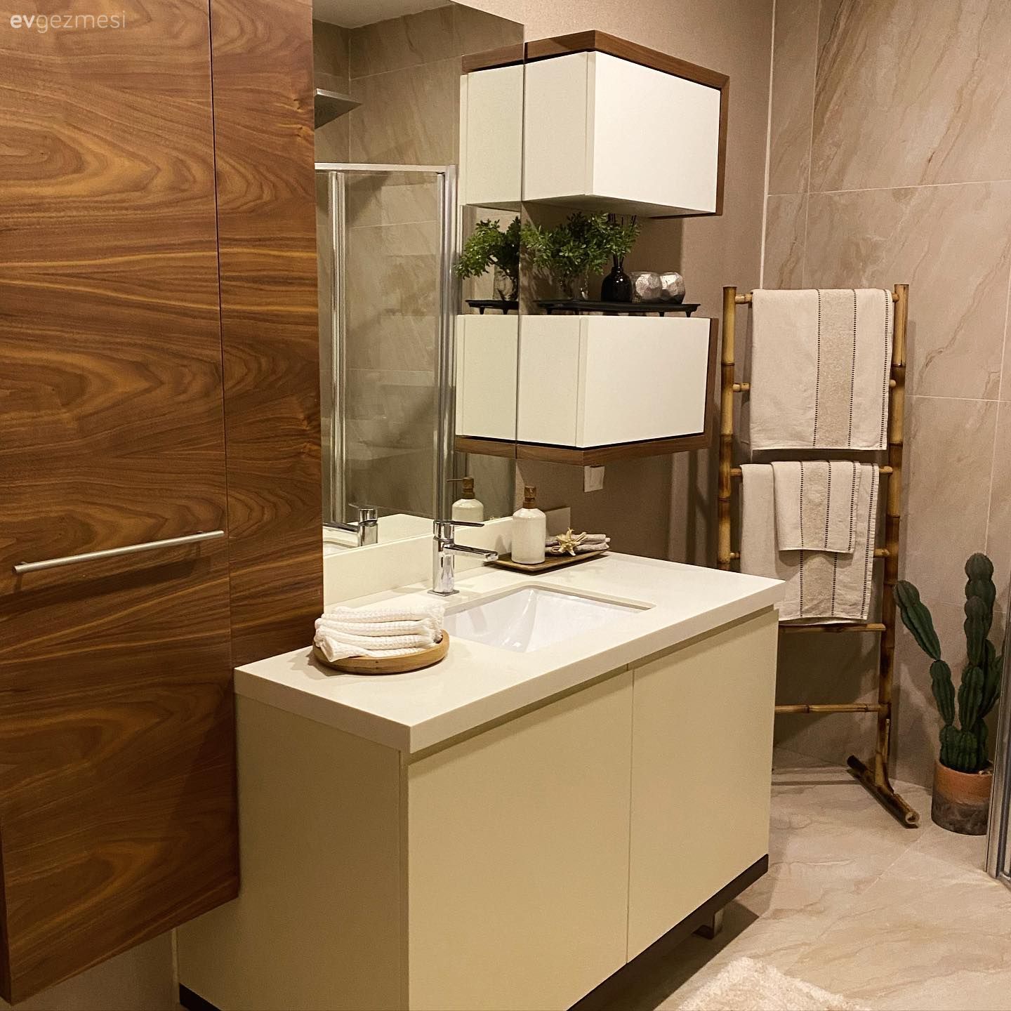 Banyo, Beyaz, Kahverengi, Banyo dolabı, Banyo aynası, Banyo seramikleri