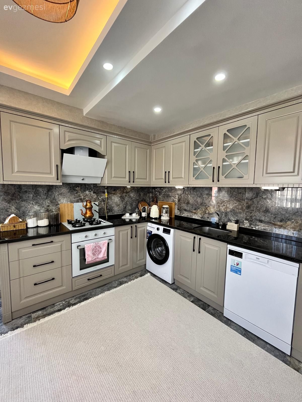 Mutfak, Gri, Bej, Siyah, Led aydınlatma, Aydınlatma, Hasır avize, Siyah tezgah, Mutfak tezgahı, Mutfak tezgah arası