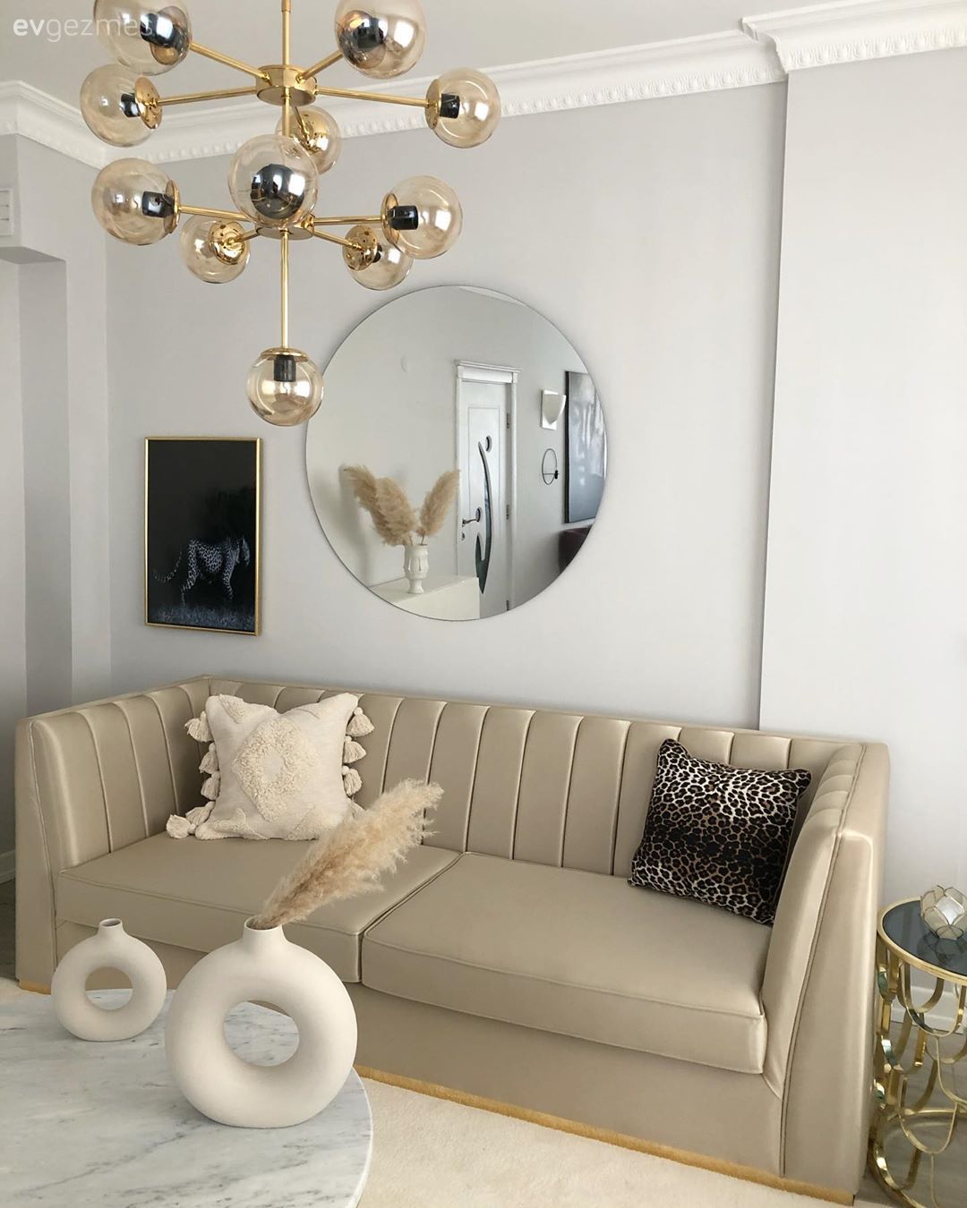 Salon, Art deko, Altın, Krem, Bej, Kahverengi, Koltuk takımı, Yuvarlak ayna, Dekoratif ayna, Avize, Aydınlatma, Salon avizesi, Orta sehpa, Sehpa, Cam orta sehpa, Yan sehpa, Vazo, Ev Aksesuar, Tablo, Duvar dekorasyonu, Kırlent, Ev tekstili, Sehpa üstü aksesuarı, Desenler