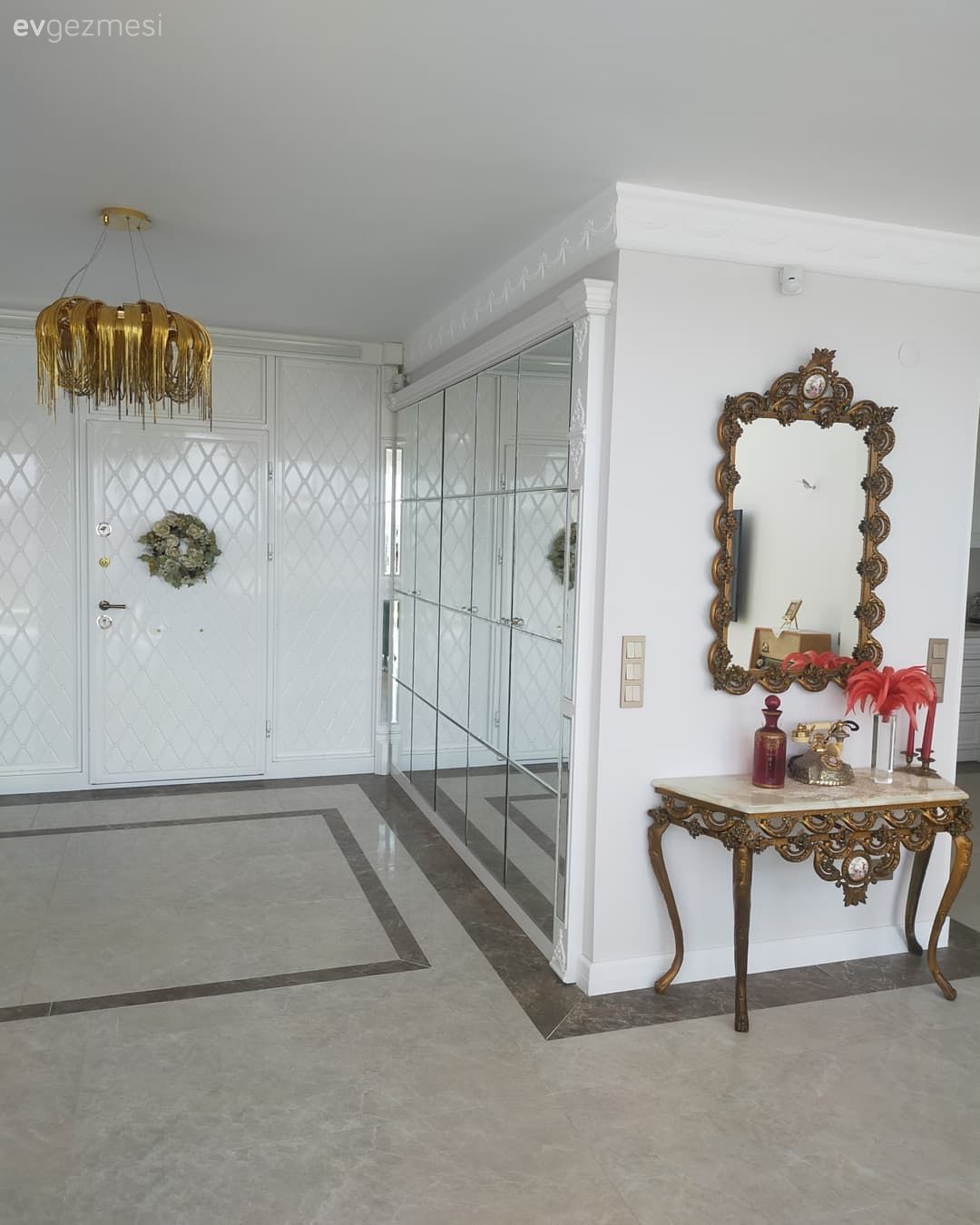 Antre, Dubleks evler, Beyaz, Ayna kapaklı vestiyer, Ayna, Dresuar, Eskitme ayna, Dekoratif ayna, Şamdan, Ev Aksesuar, Dekoratif Objeler, Zemin seramikleri, Avize, Aydınlatma, Klasik, Avangart
