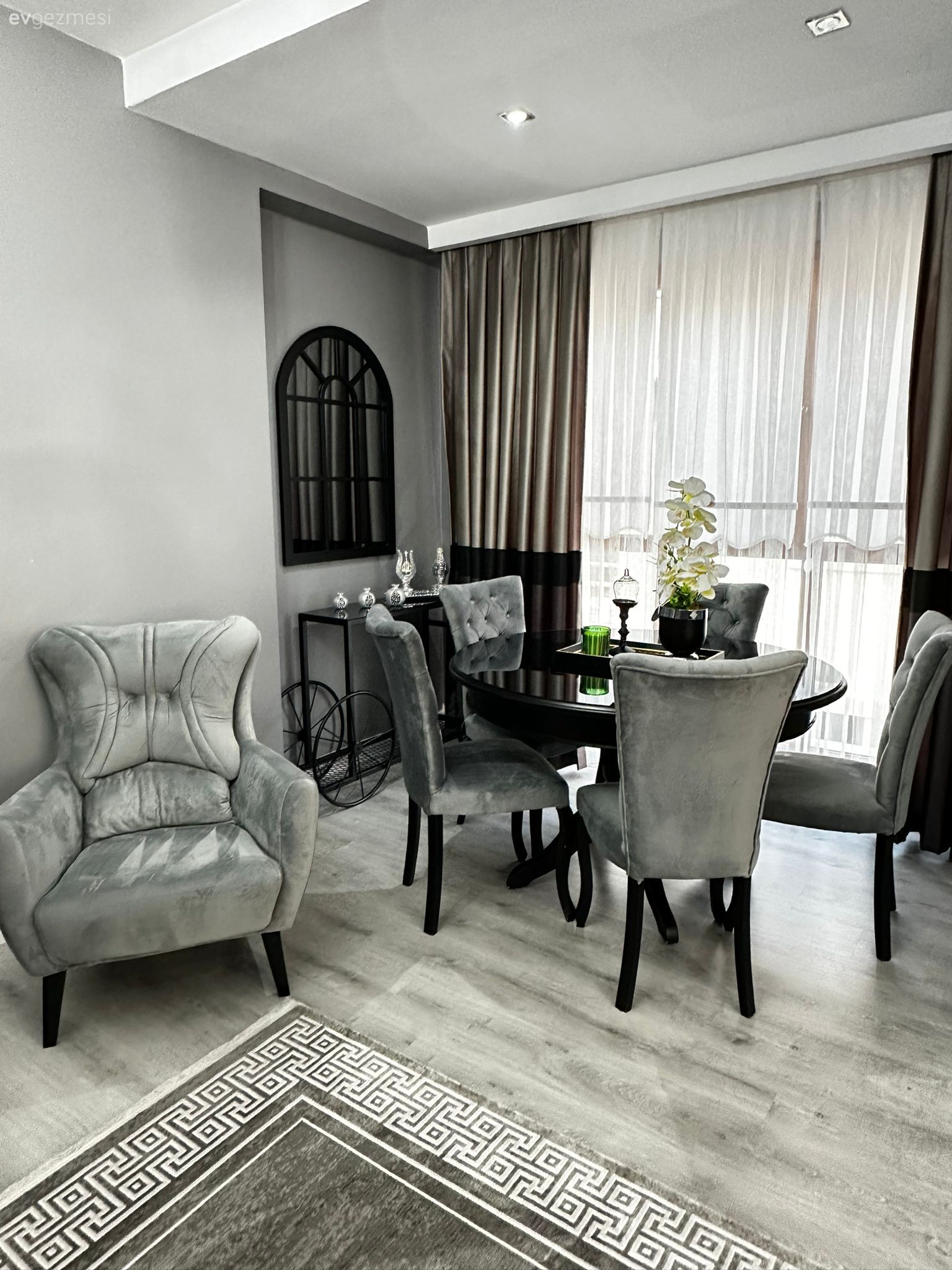 Bu Evde Siyahın Karamsarlığı Beyazın Ferahlığına Karışmış!