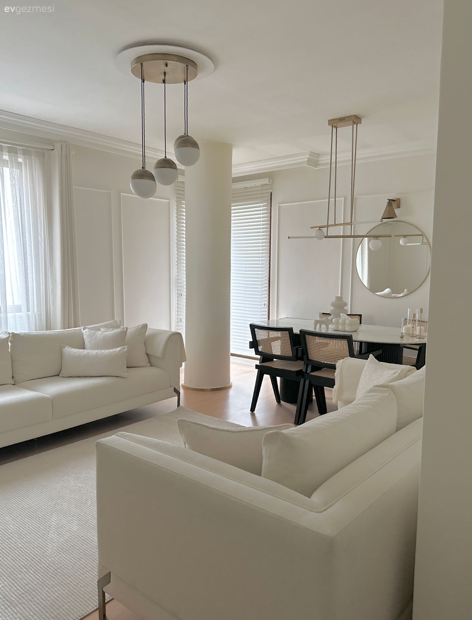 Açık Kolonu Olan Bu Salonda Beyaza Çok İş Düşmüş