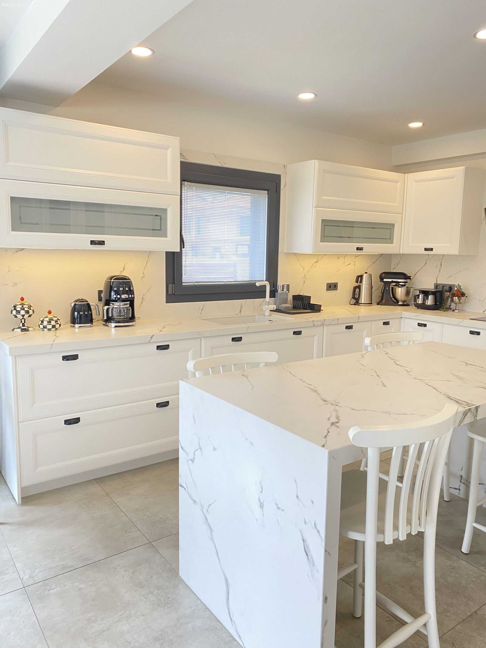 Mutfak, Beyaz, Siyah, Mutfak tezgahı, Mutfak tezgah arası, Tezgah arası doğal taş, Davlumbaz, Ankastre, Spot aydınlatma, Aydınlatma, Sandalye, Ada mutfak, Mutfak zemin seramikleri, Mutfak aksesuarları, Shaker kapaklı dolaplar