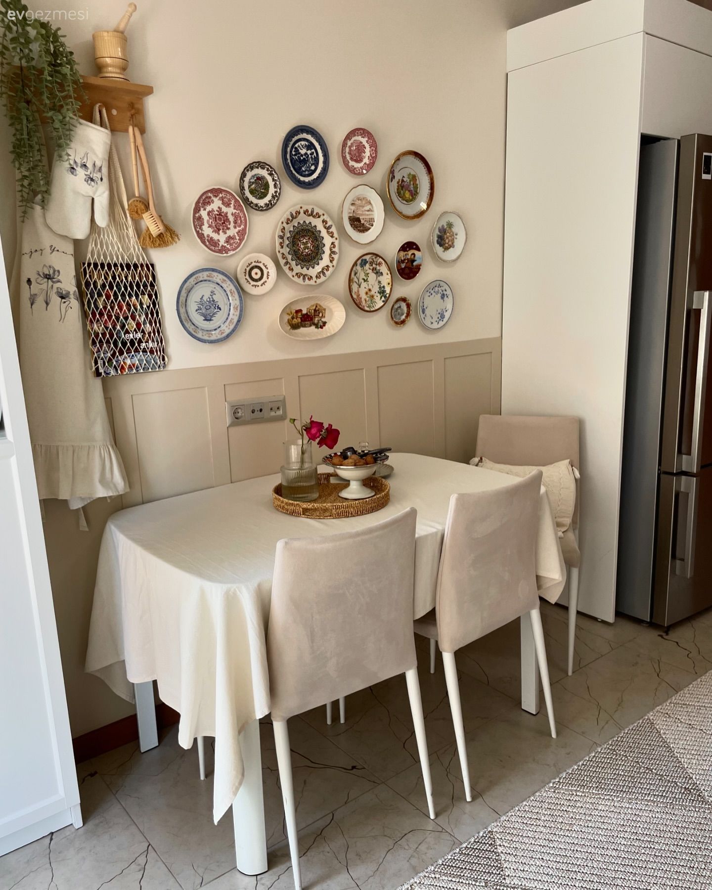 Ev Gezmesi: Duvar Tabaklarının Zarafetini Örneklendiren Bir Mutfak!