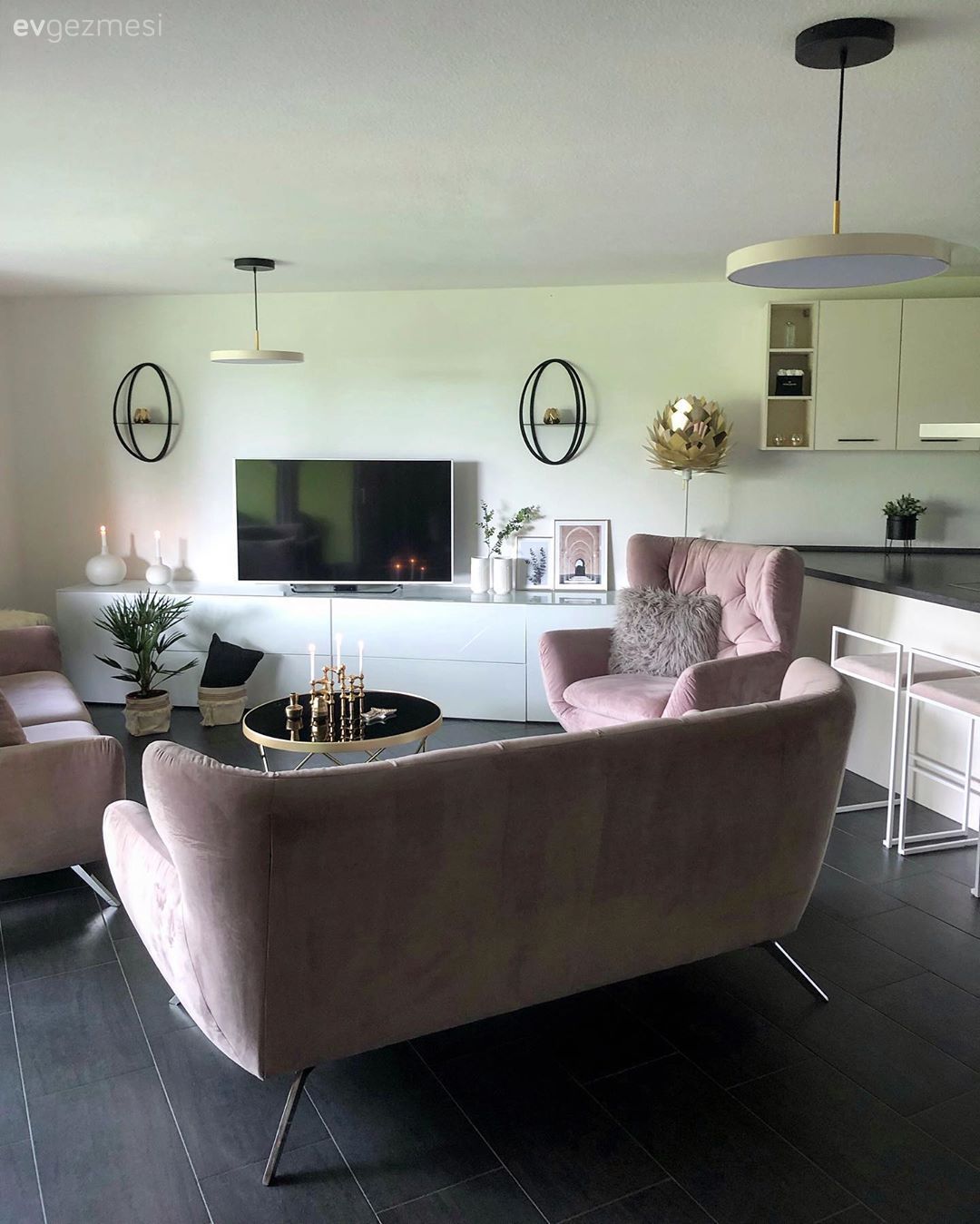 Salon, Modern, Pudra pembe, Bej, Krem, Siyah, Altın, Koltuk takımı, Orta sehpa, Sehpa, Sehpa üstü aksesuarı, Ev Aksesuar, Metal ayaklı sehpa, Yuvarlak sehpa, Yuvarlak ayna, Dekoratif ayna, Kırlent, Ev tekstili, Halı, Salon halısı, Tv ünitesi