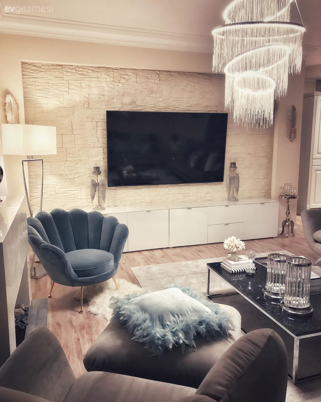 Tv ünitesi, Taş duvar, Duvar dekorasyonu, Beyaz, Berjer, Lambader, Aydınlatma, Mavi, Siyah, Vizon, Sehpa üstü aksesuarı, Ev Aksesuar, Vazo, Mumluk, Avize, Salon avizesi, Şömine