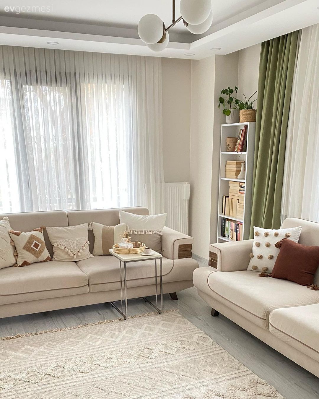 Salon, Modern, Krem, Bej, Vizon, Yeşil, Koltuk takımı, Kırlent, Ev tekstili, Halı, Salon halısı, Avize, Aydınlatma, Salon avizesi, Kitaplık, Tül perde, Perde, Fon perde