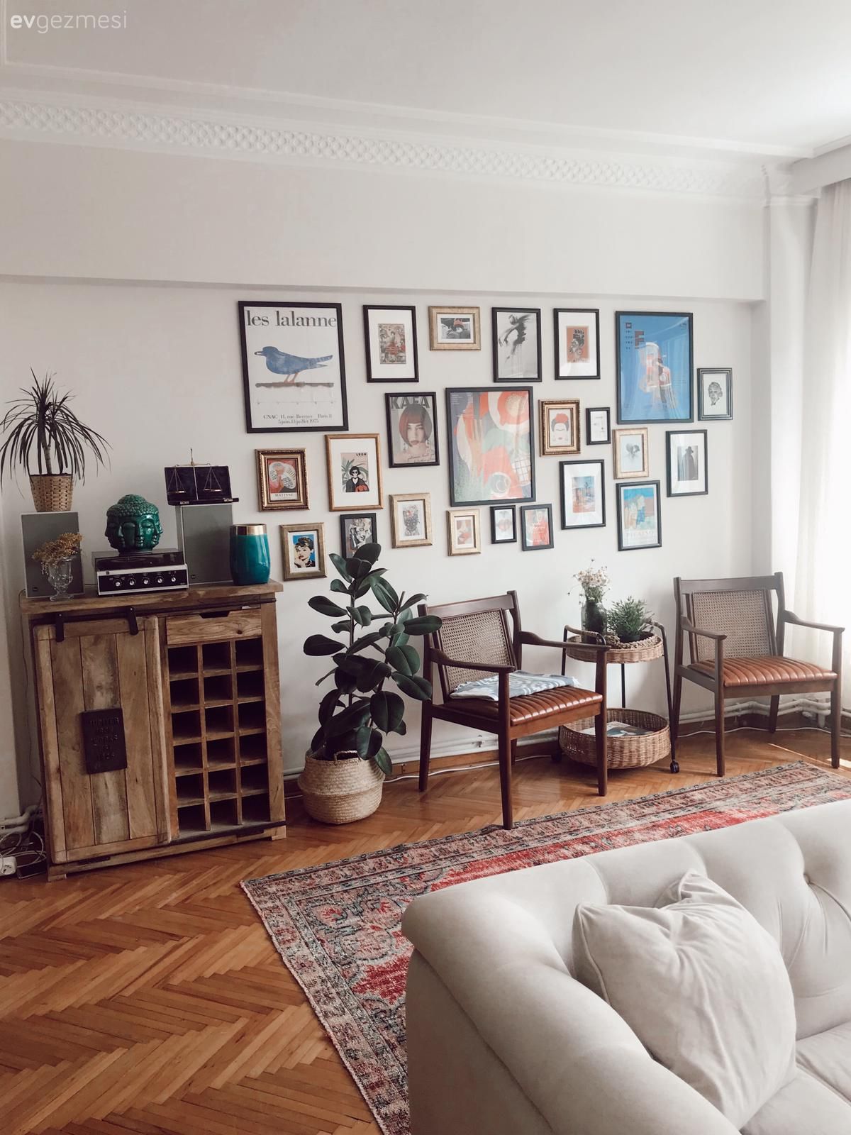 Salon, Eklektik, Kahverengi, Ahşap Mobilya, Dolap, Masif ahşap, Sandalye, Sehpa, Çerçeve, Galeri duvarı, Duvar dekorasyonu, Ev bitkisi, Hasır, Tablo, Kırmızı, El dokuma halı, Halı, Vazo, Ev Aksesuar, Dekoratif Objeler, Parke