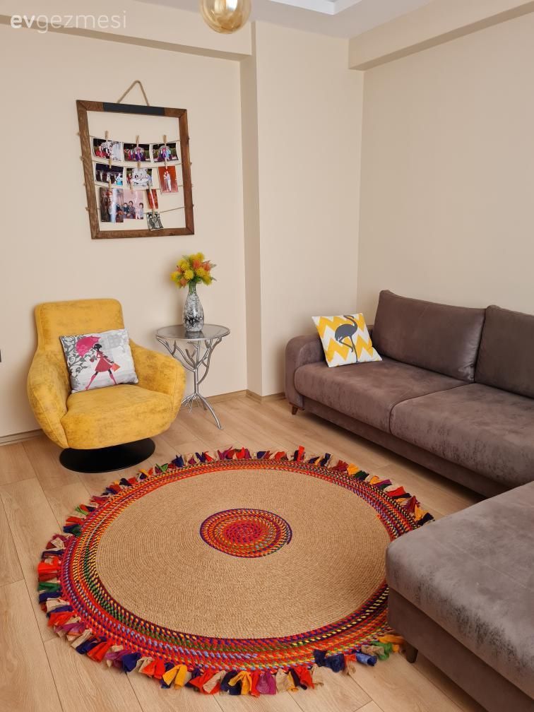 Oturma Odası, Gri, Sarı, Turuncu, Hardal, Fon perde, Perde, Tül perde, Köşe koltuk, Koltuk takımı, Orta sehpa, Sehpa, Berjer, Avize, Aydınlatma, Salon avizesi, Yan sehpa, Kırlent, Ev tekstili